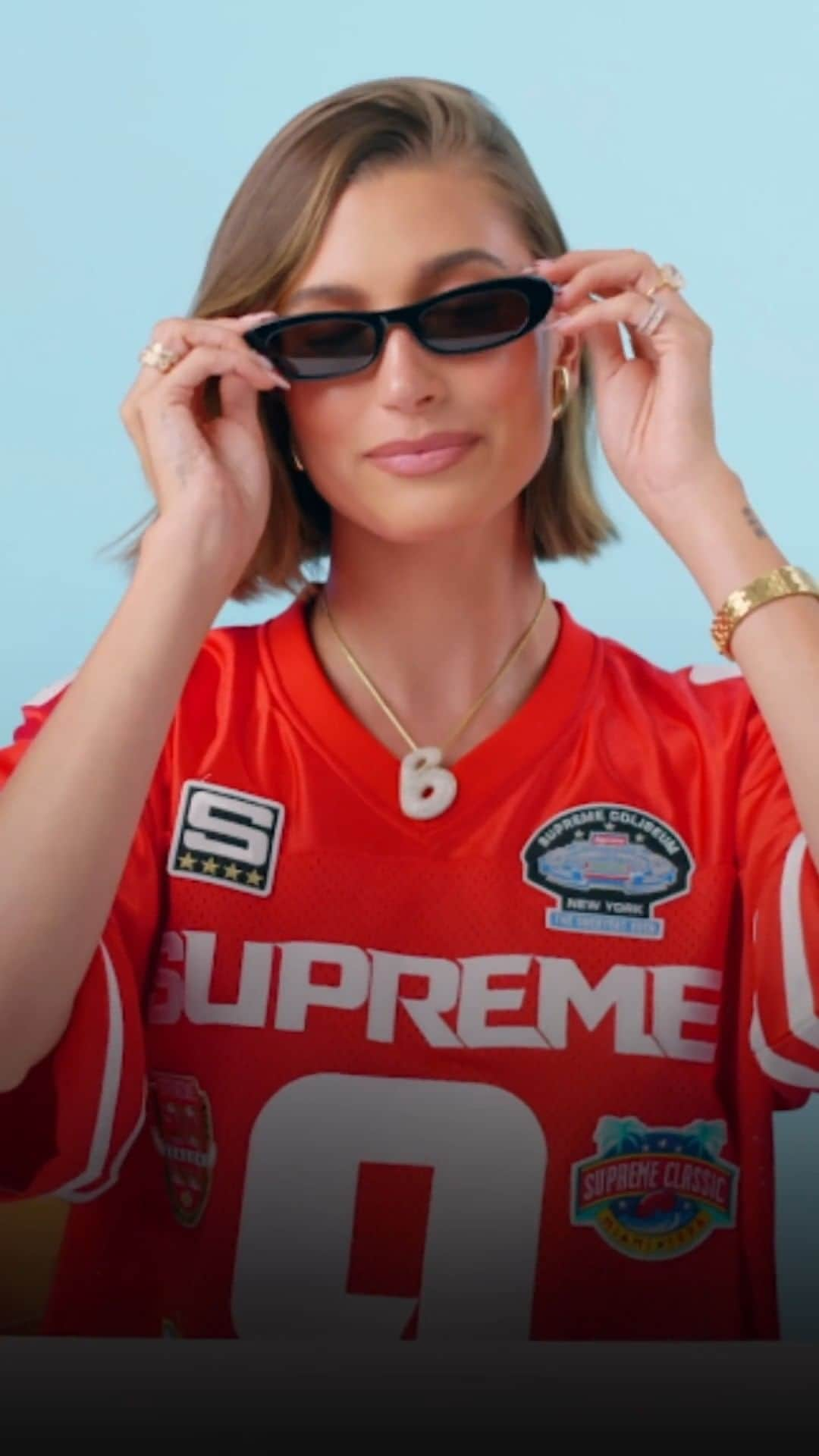 GQのインスタグラム：「@haileybieber is right, you can't go wrong with a black pair of sunnies. Watch the model and founder break down her #GQ10Essentials at the link in bio.」