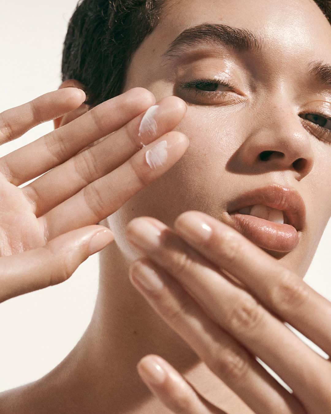 ドゥラメールのインスタグラム：「Calling all Crème de la Mer lovers: this is your sign to treat yourself to radiant skin. Shop the decadent daily cream during Sephora’s Beauty Insider Event: 20% off for Rouge members, 15% off for VIBs, and 10% off for Insiders 🤍  Shop all La Mer exclusives @sephora online between 10/27-11/6. For Beauty Insiders in the United States. Exclusions/terms apply, see Sephora.com for details. #LaMer #LaMerSkincare #CremedelaMer」
