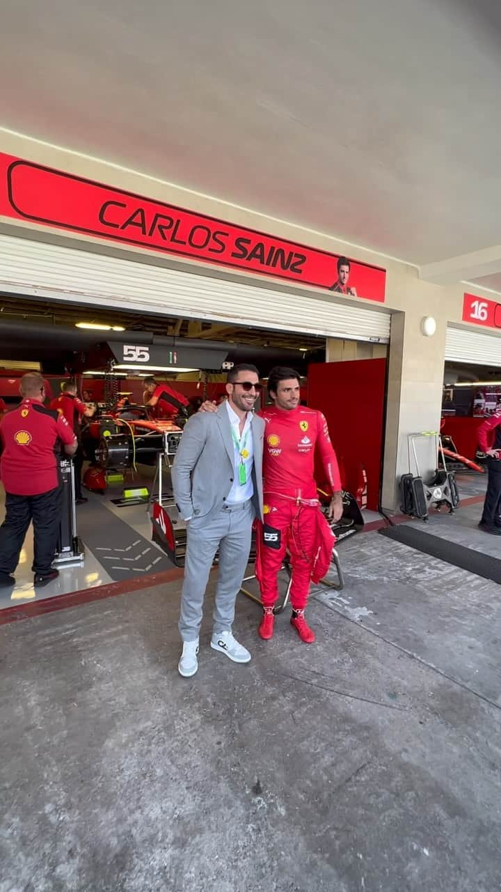 ミゲル・エンジェル・シルベストレのインスタグラム：「Mi highlight de la semana… mes… y año.  Conocer a @carlossainz55  Vivir de cerca con su equipo toda la adrenalina del momento…  Observar de cerca, su Don y capacidad de mantener la serenidad a 300 km/h con una responsabilidad inimaginable. Mucha suerte para hoy @carlossainz55 💥❤️」