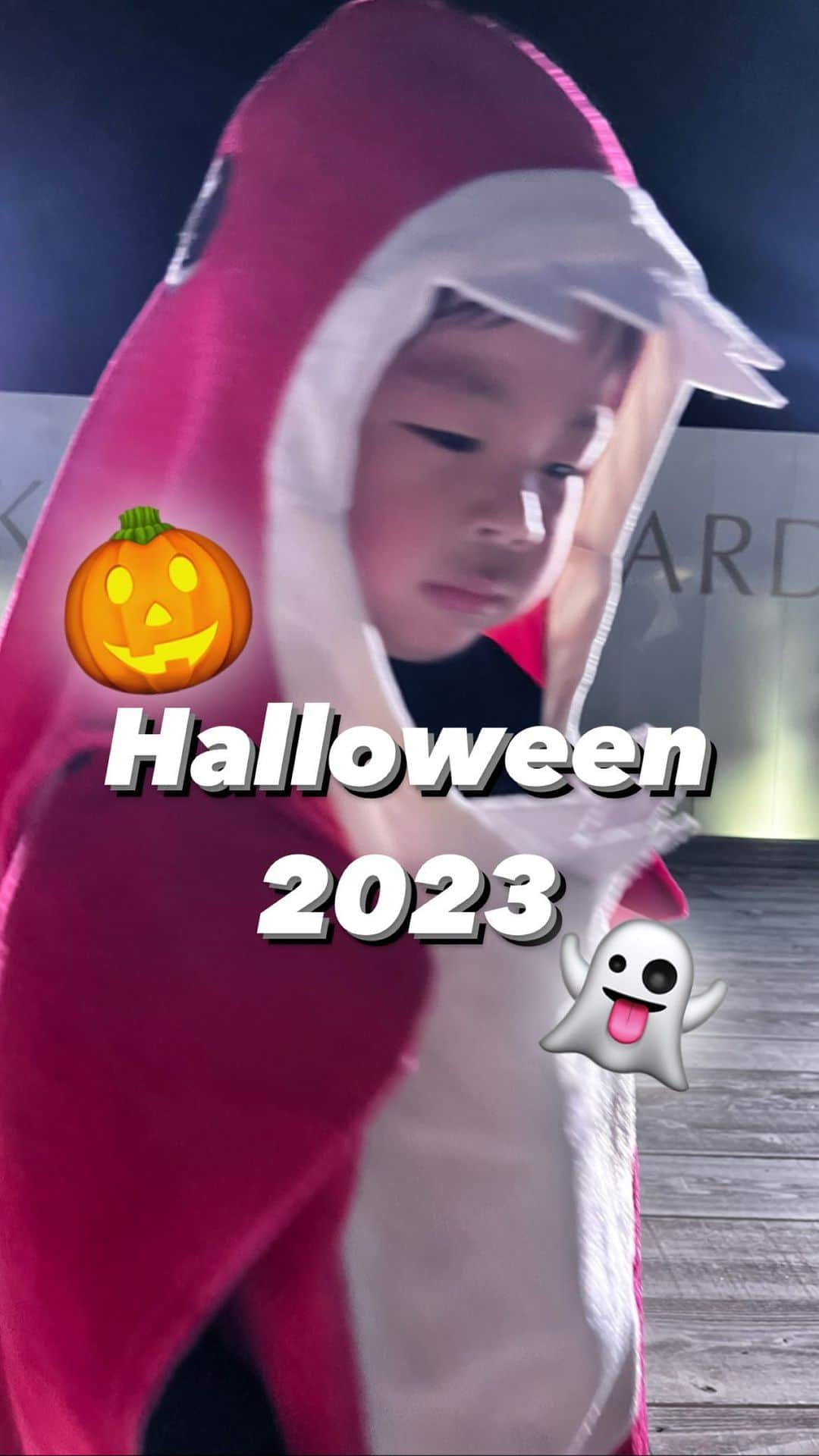 アレルギーナビゲーター 細川真奈 ❤のインスタグラム：「#halloween2023  今年も0歳からのだいすきな幼馴染達と みんなでハロウィンパーティー🎃👻🦇  今年は最近ブームの #うみのいきもの の中から #ママシャーク になりました🩷（👦が自分でセレクト）  夜のライトアップが綺麗でお洒落な会場内では プロのDJがハロウィンや子どもが好きそうな曲をずっと流してくれていて、 子ども達もテンションMAX！！！  その場でお野菜を選んで食べるスタイルのBBQも最高でした🍖🫑🧅  たまたま開催していた #仮装コンテスト では、 参加者27組中まさかの上位3位を総なめ🫢❣️ 「来年は大人も気合いいれましょう！」と、改めて 仲良し5家族皆が一致団結！🔥笑  息子のおかげで最高の家族ぐるみのお付き合いをさせてもらえていて… 改めて、ご縁と👦に感謝した1日でした🥹💖  📍キラナガーデン豊洲 @kiranah_garden_toyosu   #キラナガーデン豊洲 #キラナリゾート豊洲 #ハロウィンパーティー #子連れBBQ #家族ぐるみのお付き合い #おさななじみ #3歳ハロウィン #3歳男の子 #男の子ママ #うみのいきもの大好き #海のいきもの #ぼくのおもいで日記 #まなの備忘録」