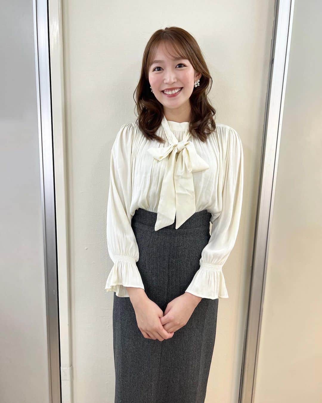 のインスタグラム：「⚽️ 今週もJリーグタイムありがとうございました☺️ J1は優勝争い、残留争いと残り3節を残して 最後の最後までわからない緊張感で張りつめています。 早野さんも仰っていた来シーズンの立ち位置が決まる現実。 この緊張感を最高の雰囲気に変えて各スタジアムで サポーターの皆さんが作る熱く最高の空気感。 シーズン終盤のスタジアムならではの雰囲気もしっかり 噛み締めて、取材したいと思います✊ 来週はJ2スペシャル🏃福西さんとお伝えします🎤」