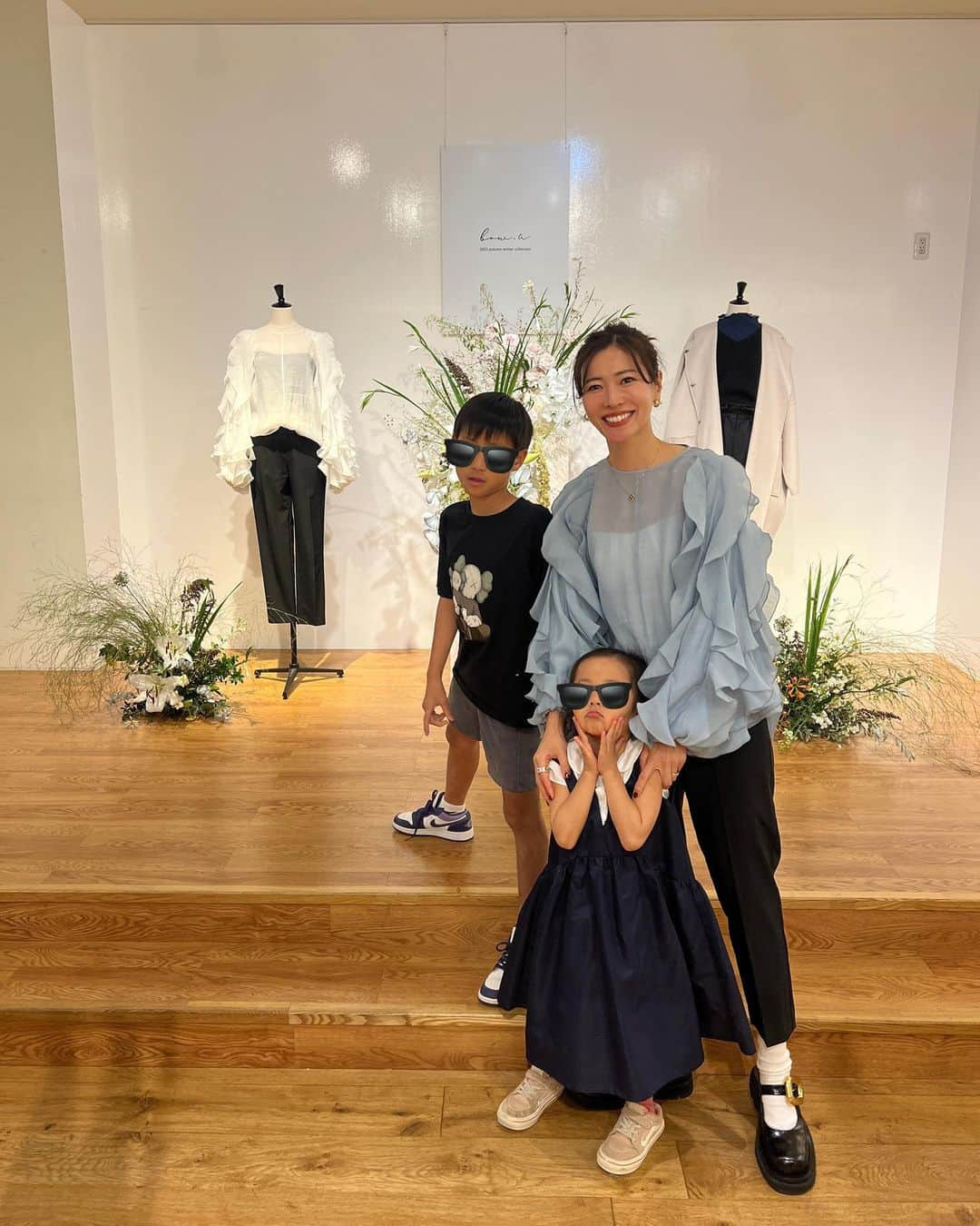 ayu kagawaさんのインスタグラム写真 - (ayu kagawaInstagram)「家族の協力なしには出来なかったPOP UP STORE🤝 お店が閉まる頃に3人で来てくれた👨‍👧‍👦♡  主人は最終日の搬出も手伝ってくれてさんきゅー🫰 男手があると助かったなぁ。  5枚目:家に帰ると、お庭のお花を摘んでプレゼントしてくれた娘🥹 ママ頑張ってるからあげたいの！と言ってたよ☺️とばぁばから聞いて嬉しかったけど、その言葉が出るのはきっと👴🏻👵🏻👨🏽がそうやって子供達に言ってくれてるからだなと思った🥺  美味しいご飯を作ってくれて子供達を寂しいどころかいつも以上に楽しませてくれて全力サポートに感謝しかない🥺🫶  そしてポップアップ中に👴🏻のお誕生日だったからみんなでお祝い出来たー🎂✨✨ 願うことは、健康で出来るだけ長く楽しく生きて欲しい！ということだけ🤝  とにかく沢山の人に有難う♡の3日間でした🙏✨✨」10月29日 23時33分 - ayuyunyun