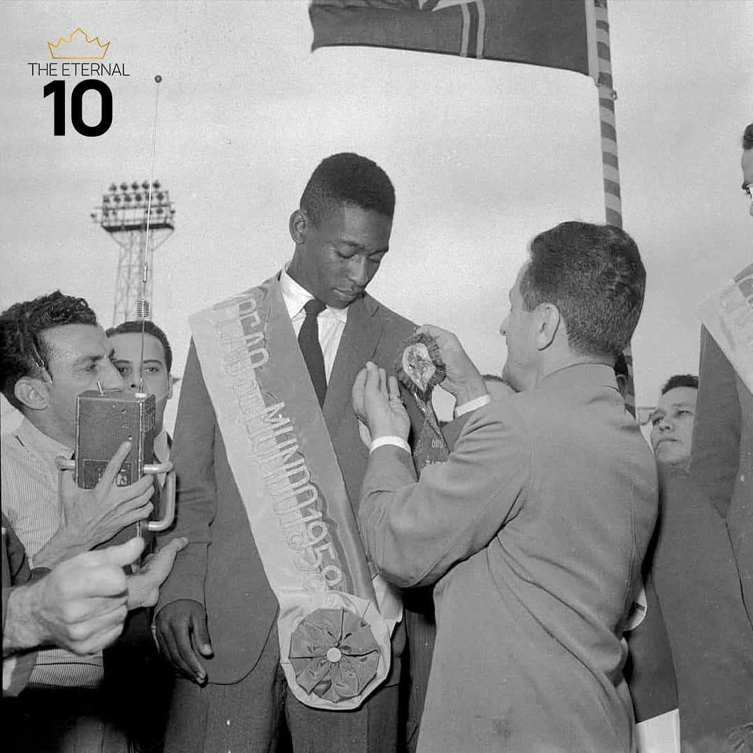 ペレのインスタグラム：「Com 17 anos, Pelé conquistou a oportunidade de jogar na Copa do Mundo da Suécia, depois de marcar 58 gols no campeonato estadual. Ele começou no banco de reservas e só ganhou uma chance na terceira rodada, contra a União Soviética. A partir desse ponto, ele não saiu mais do time. Nas partidas seguintes, que incluíram quartas de final, semifinal e a decisão contra País de Gales, França e Suécia, respectivamente, Pelé marcou seis gols e se tornou o jogador mais jovem a conquistar uma Copa do Mundo. Essa conquista cumpriu a promessa que ele havia feito a seu pai, Dondinho, oito anos antes. . At the age of 17, Pelé had the opportunity to play in the World Cup in Sweden, after scoring 58 goals in the state championship. Although he started on the bench and only got a chance in the third round, against the Soviet Union, from that point on, he never left the team. In the following matches, which included the quarterfinals, semifinals, and the final against Wales, France, and Sweden, respectively, Pelé scored six goals and became the youngest player to win a World Cup. This achievement fulfilled the promise he had made to his father, Dondinho, eight years earlier.」