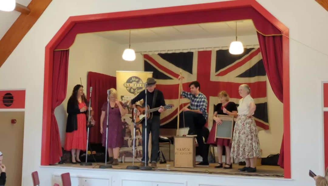 ベーミッシュ美術館のインスタグラム：「We love a good Skiffle singalong in our 1950s welfare hall on a rainy day!」