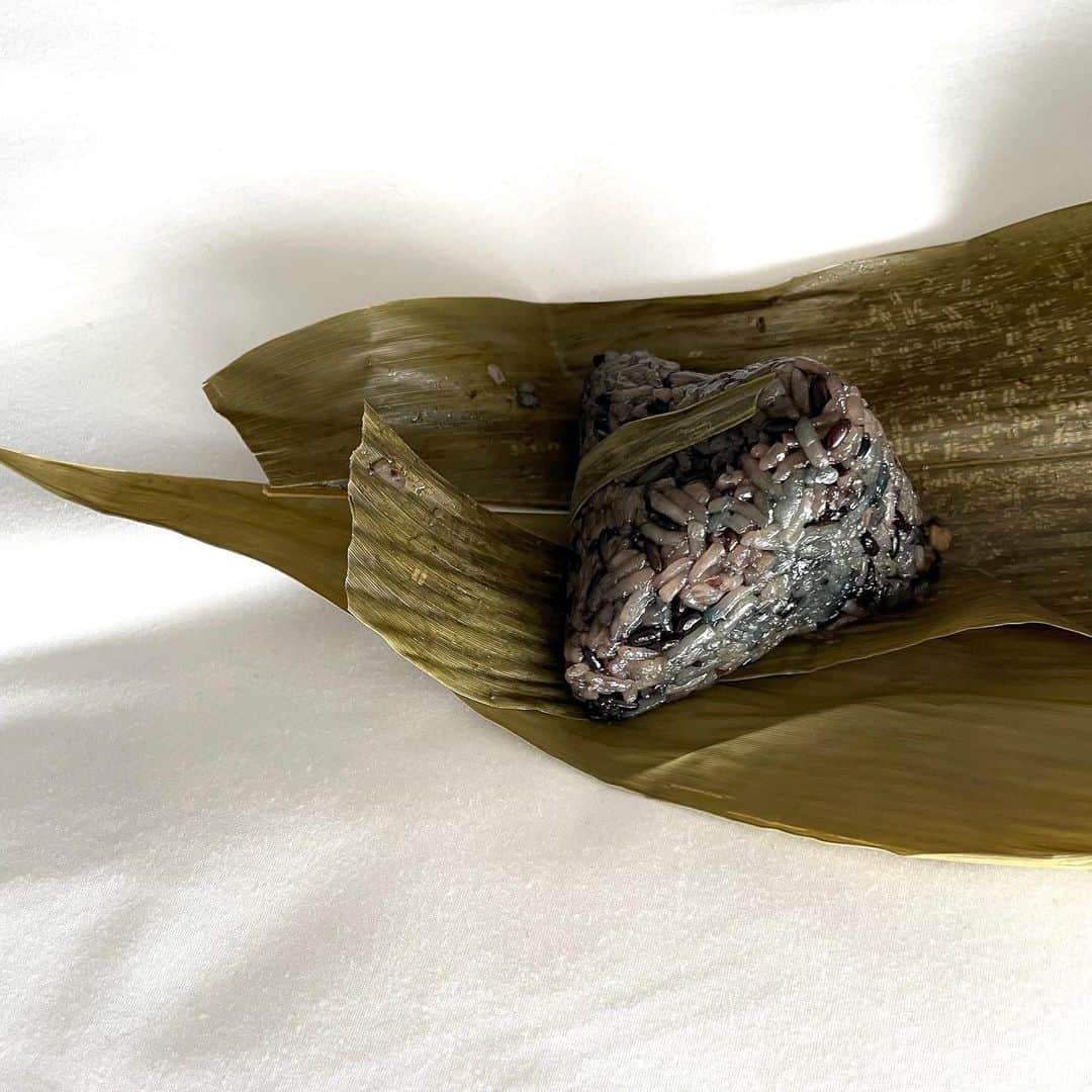 miriishiiのインスタグラム：「【奇跡が起きて食べられた那覇の絶品ちまき！】 ⁡ 那覇の国際通り近くにある 朝食&ランチビュッフェが食べられる台湾精進料理のお店「金壺食堂」にやっと行けたのですが、 噂通り心身が整う美味しい料理の数々だった🥹✨ ⁡ 基本ヴィーガンで、一部メニューに 卵を使ったものがあるって感じ。 私が訪れた時は、記憶の限り一品くらいだった気がする！ ⁡ あのね、写真映えはしないんですよ☜ ただ、どれも絶妙な味付け、絶妙な塩梅の塩加減で、 何度もおかわりしちゃうのよ。やみつき！  特に、血行を良くする効能を持つユリの花が入った キノコのお出汁のスープが天下一品だったので、  #金壺食堂 にいったら必ずやお召し上がりください🫶 ⁡ —— ⁡ @ami_ishii_ のYouTubeを 観てもらった方は思ったでしょう、 「ちまき売り切れじゃなかったっけ？」と。 ⁡そうなんです、お目当てのちまき、 私達がお店に到着した時点で売り切れだったのです。 ⁡ なのですが、なんと店内に私のことをかねてから フォローしてくださっている方が偶然にも必然にも いらっしゃって！お持ち帰り用のちまきを お裾分けしてくださったんです😭✨愛  ということで、ホテルに帰って ありがたくおやつに美味しくいただきました🙏 噂通り、本当に美味しかった。唯一無二ちまき。 ⁡ 改めて、本当に本当に！ありがとうございました😭💛 アサさんの優しさでさらに数倍美味しく感じました！ この投稿で感謝の気持ちを伝えさせてください💌 ⁡ —— ⁡ ちなみにちまきはとても人気なようなので、 早めの時間帯にいくか（とは言いつつ 売り切れる時間は本当に日によるんだそう！） 前日までに連絡して予約などをしておくのが良いみたい📝 ⁡ お店の方みんながとにかくハートフルで、 実家のような温もりと、 ここにしかない美しい氣の巡りを感じました。 こりゃ沖縄行く度に行きたいお店だ！ ⁡ 皆さんも是非に🥰 ⁡ ⁡ ⁡ #ミリ旅 #OKINAWA  #金壺食堂」