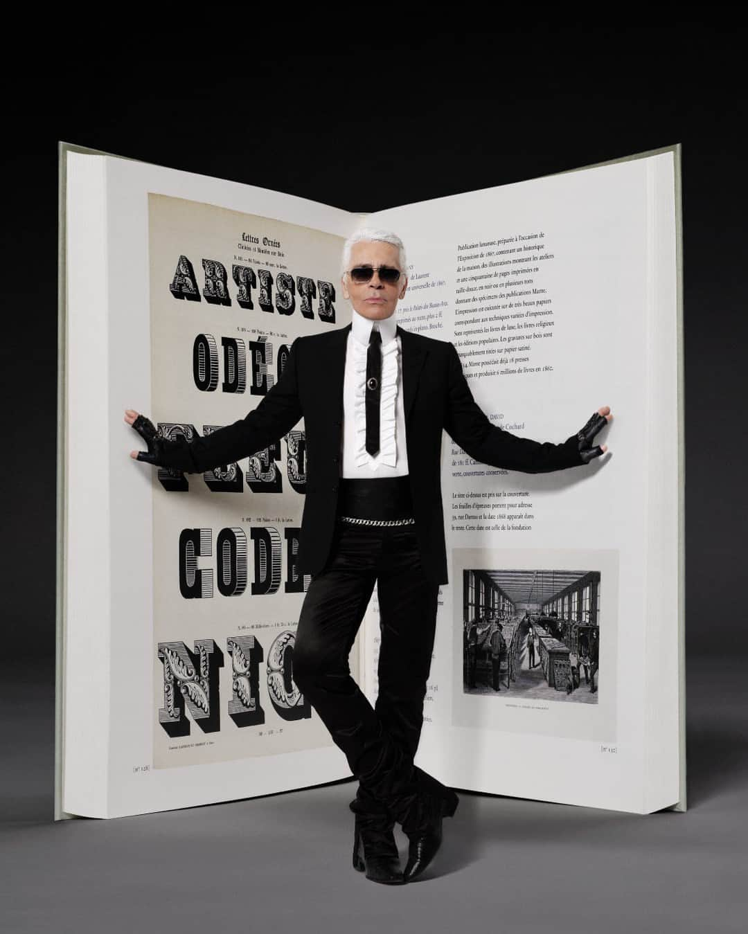 カールラガーフェルドさんのインスタグラム写真 - (カールラガーフェルドInstagram)「From initial sketch to final product: swipe to see  Karl Lagerfeld's creative process for a cover of "Le Monde" magazine in 2006, and how his vision came to life. #KARLLAGERFELD」10月30日 0時10分 - karllagerfeld