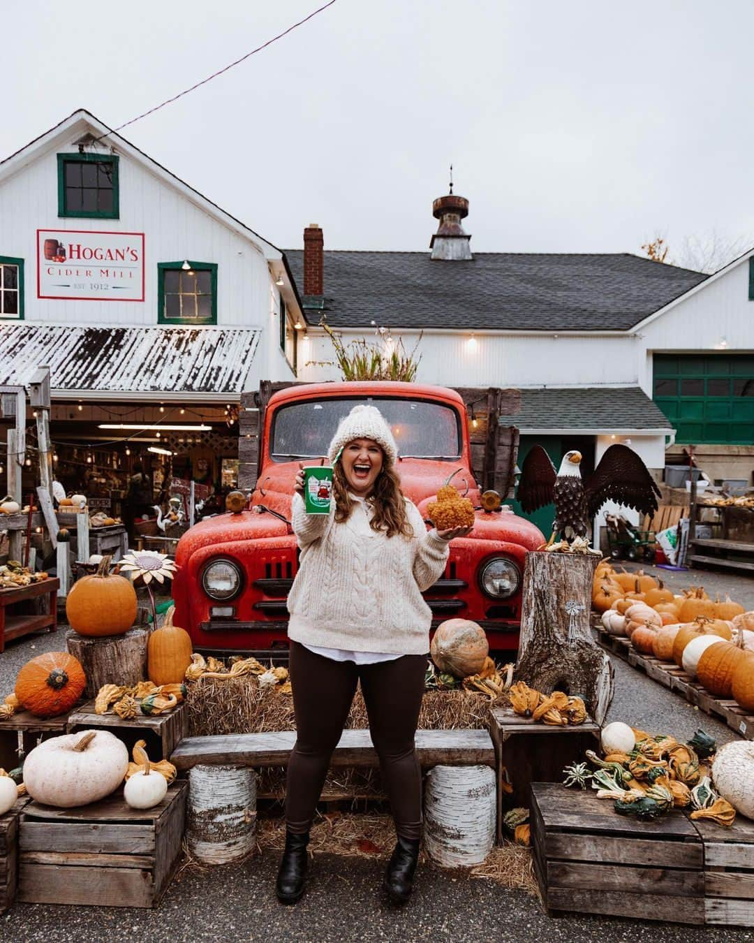 Visit The USAのインスタグラム：「Explore a new hobby in New England: leaf peeping. 🍂  Chase the stunning colors of fall and taste its flavors by putting these prime spots on your map: 📍White Mountains, New Hampshire: drive along the scenic Kancamagus Highway or hike the Falling Waters trail. 📍Green Mountains, Vermont: climb Stratton Mountain and stop at Quechee Gorge for sweeping views. 📍Cape Cod, Massachusetts: stroll through the Cape Cod Rail Trail. 📍Litchfield Hills, Connecticut: make it a road trip and drive along Route 7. 📍Burlington, Connecticut: stop by the popular Hogan’s Cider Mill for seasonal treats and the signature apple cider.   Mention a friend who’d love a fall getaway in the USA!   📸: @heleneinbetween  #VisitTheUSA #NewEnglandFall #FallinNewEngland #AutumnColors #GetOutside」