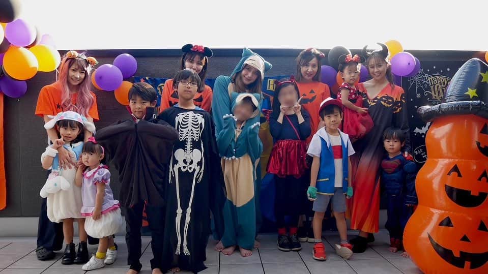 川村りかのインスタグラム：「カビゴン3日目🩵 。 。 。 RQ友達たちと みかちゃんの大豪邸でハロウィンパーティー🎃👻  イベント屋さんにお願いしたの⁉️っていうくらい完璧なパーティーをいつも用意してくれてありがとう😭💕💕」