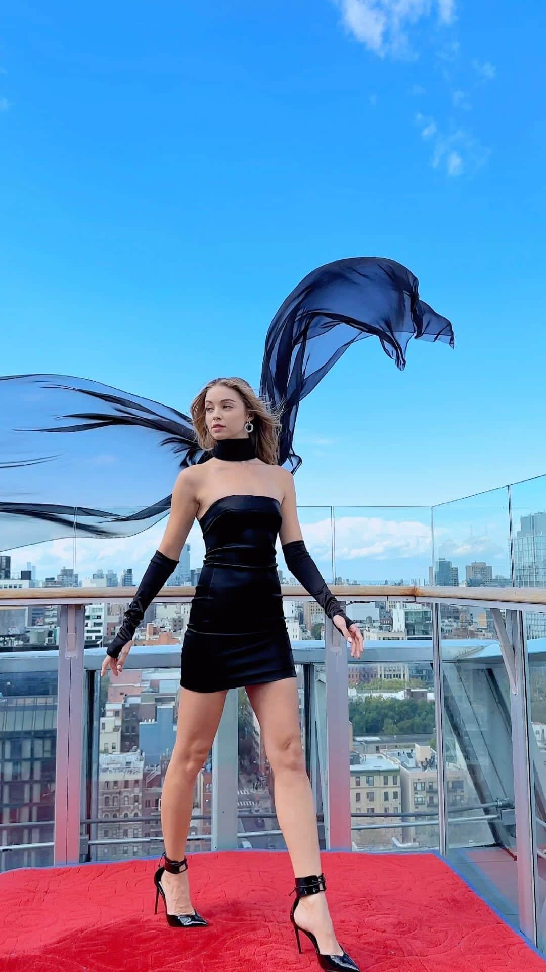 アリス+オリビアのインスタグラム：「one is never over dressed or under dressed with a little black dress! ⚡️❤️」