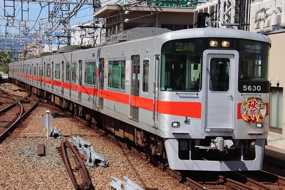 徳永ゆうきのインスタグラム：「. . 表示器がLEDになってた。 . -2023.10.02- . #鉄道写真 #撮り鉄 #鉄道好き #阪神電鉄 #阪神電車 #尼崎駅 #山陽 #山陽電車 #山陽電鉄 #さんでん #5030系 #特急 #阪神大阪梅田行き」