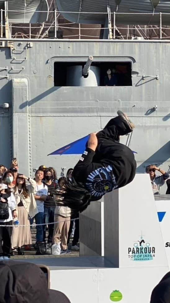 泉ひかり（パルクール）のインスタグラム：「The clip from freestyle🏃 ⁡I got first place in both speed and style categories at PARKOUR TOP OF JAPAN YOKOSUKA 2023🏆 ⁡ 横須賀 記念艦三笠前で開催されたパルクールの大会「PARKOUR TOP OF JAPAN YOKOSUKA 2023」@parkour_tokyo_championship にて、スピードラン・フリースタイル 共に優勝し二冠を達成しました✨⁡  多くの方が応援に来てくださっている中、自分がずっとしてきたパルクールのスタイルを走り切り、皆さんにパルクールの色んな動きを楽しんで頂けたことが本当に嬉しく思います！  パルクールはまだまだ発展途上で、これからはより競技色も強くなると思いますが、その中でも大会の順位だけに囚われず、老若男女問わず色んな人が、自由に動ける、仲間と喜びを分かち合えるカルチャーで在り続けて欲しいです。  これからもパルクールの魅力を広めるために頑張ります✊🏻‪ 応援・サポートありがとうございました！  Sponsored by @tokio_inkarami @meganeichibaofficial @japanairlines_jal ⁡ ⁡👕@kait_sith_ ×⁡ @gagahypes⁡  ⁡⁡ ⁡⁡⁡#parkour #parkour4life #parkourgirl #girlspower #girlparkour #freerunning #parkourgirls #seeanddo #traceuse #traceur #running #training #jump  #activity #movemet #traceuselife #lache #パルクール #パルクール系女子 #女子トレーサー #フリーランニング #トレーニング #趣味  #フィットネス #跑酷⁡  #神奈川  #横須賀  #三笠公園  #戦艦三笠」