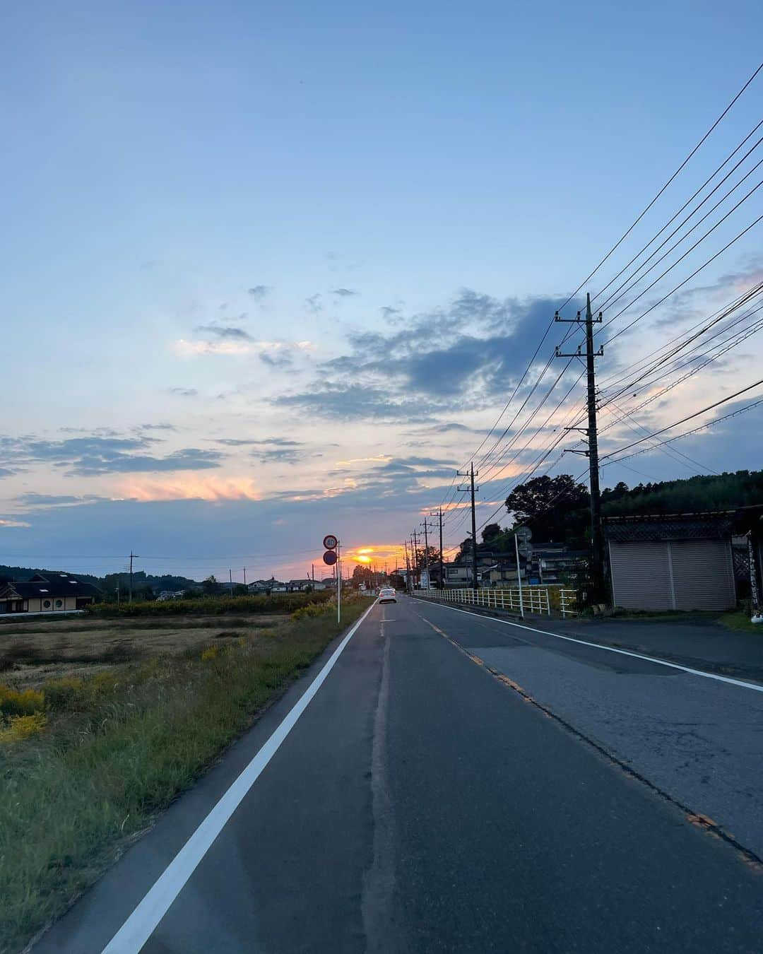 井上咲楽さんのインスタグラム写真 - (井上咲楽Instagram)「益子の里山の景色や風景は本当に綺麗だなと思う 肉眼の方が圧倒的に綺麗で安心する  いつも母とカフェにいってだらだら喋って「かましん」で買い物して帰る。本屋さんが100円ショップになったよという話を聞いた  妹が自分の分のケーキを半分食べて、半分は朝ごはんにしていた。2日目のケーキはスポンジにクリームが染み込んでおいしいな。2口もらった  #益子」10月29日 23時46分 - bling2sakura