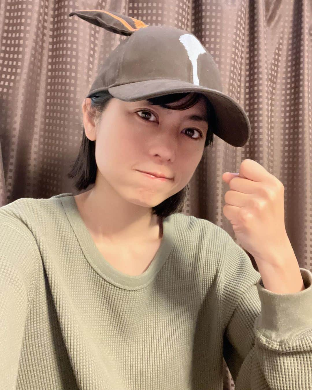 芳野友美さんのインスタグラム写真 - (芳野友美Instagram)「今日は#天皇賞秋 のG1レースが開催されました☆ 　 世界ランキング1位！！の#イクイノックス が最強伝説を証明するのか？唯一イクイノックスを負かした去年のダービー馬#ドウデュース が勝つか？はたまた別の馬が名乗りを上げるのか？という面白いレースでした♪ 　 今日私が応援したのは、イクイノックスと#ガイアフォース ！ #キタサンブラック を父に持つ2頭です♪ なので、久しぶりにこれの出番（笑） 競馬の時に愛用するキタサンブラックキャプ！！ 　 イクイノックスは安定の走りで、余裕すら感じる勝利。 しかもレコードタイムまで！！強すぎる・・・ 　 そしてガイアフォースは11頭中7番人気と人気薄だったけど、掲示板内5着頑張りました！！！ 最後の直線入っても2着の位置で粘ってたからTVの前でめっちゃ叫んだ（笑） 　 これからG1ラッシュだから楽しみですね☺︎」10月29日 23時51分 - yumi_yoshino_1980