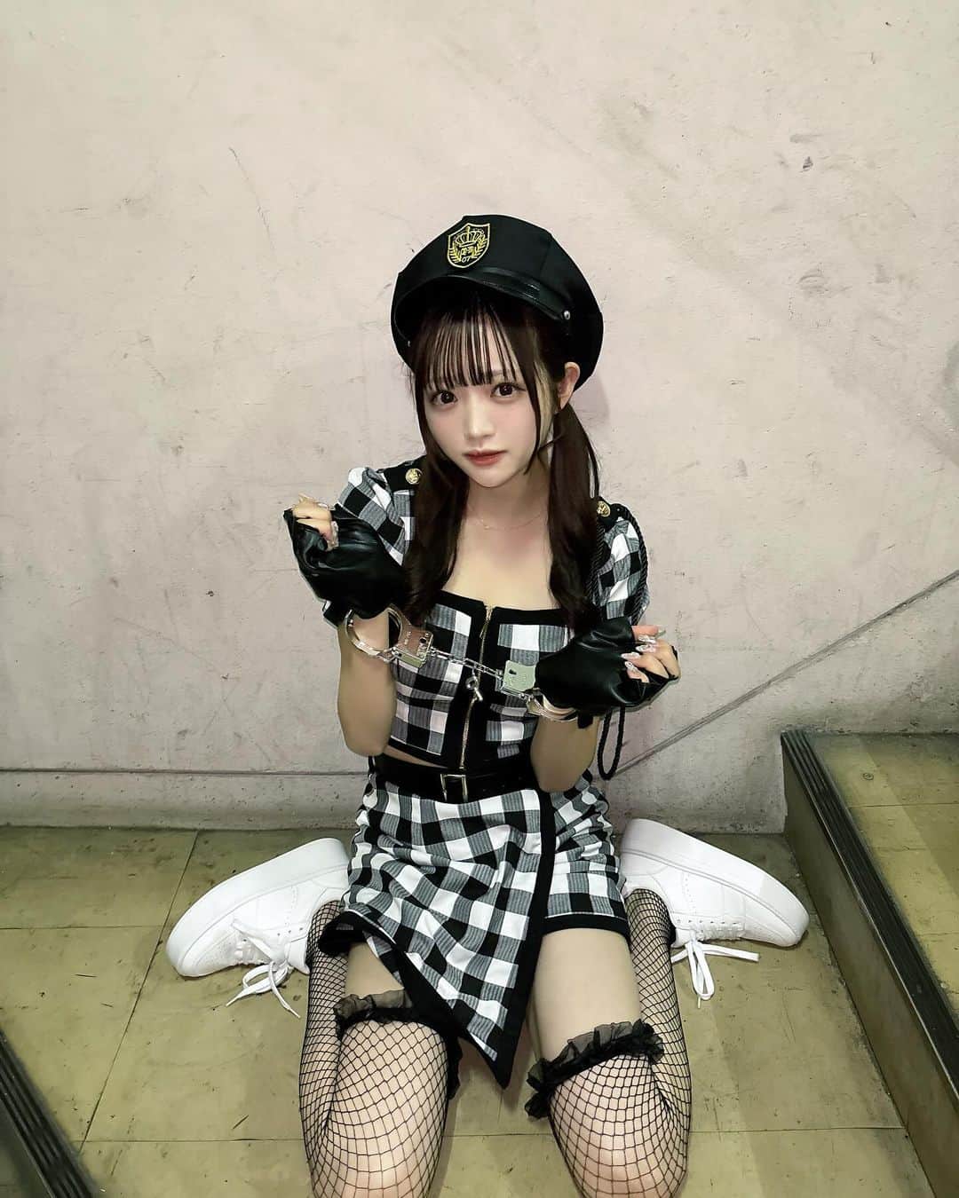のインスタグラム：「. . ポリスになったよ〜👮🏻🤍 逮捕されてみる？？」