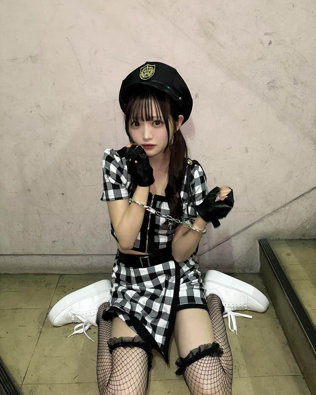 小林莉奈さんのインスタグラム写真 - (小林莉奈Instagram)「. . ポリスになったよ〜👮🏻🤍 逮捕されてみる？？」10月30日 0時02分 - rina_yoruami