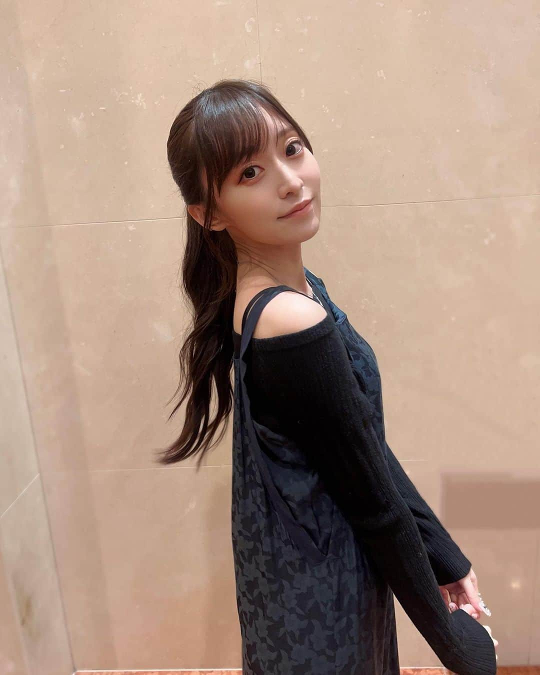 石飛恵里花のインスタグラム：「. 生放送のときの🌟」