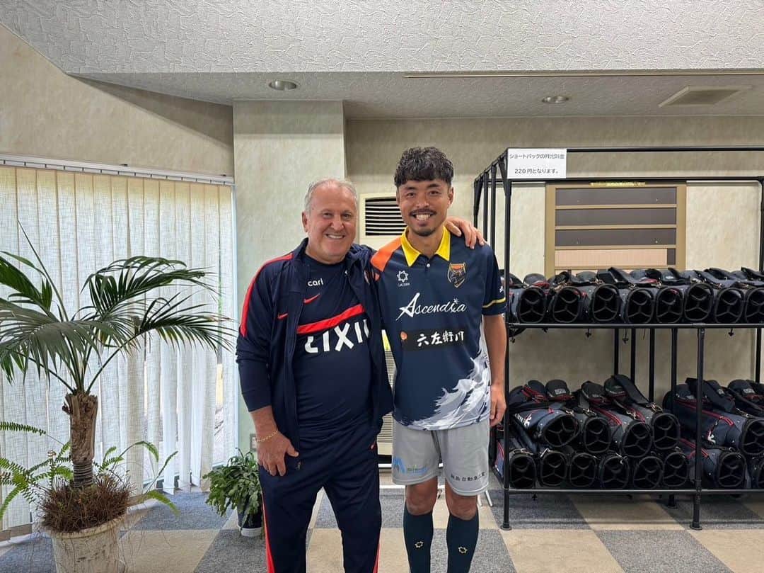 青木剛さんのインスタグラム写真 - (青木剛Instagram)「カシマ・鹿行初のフットゴルフコース#トライレイクゴルフクラブ @goruhupuraza 様のOPEN記念大会として、スペシャルゲストのジーコ @zico さんにご来場いただき『第3回FOOTGOLF  DREAMCUP』が開催されました。 フットゴルフには夢がある！と強く感じ、志を高く本気で活動を続けていこうと改めて思った感動的な一日となりました。  また、鹿島Ascendia @kashima_ascendiaというクラブには明確な理念が流れていることを再認識することができましたし、大事なのはここから何を残していけるか、だと考えています。  ジーコさん、そして、歴史的な記念すべき大会に関わっていただいた皆様、本当にありがとうございました！  #フットゴルフ #FOOTGOLF #FOOTGOLFDREAM #FOOTGOLFISBEAUTIFUL #感謝 @takeshiaoki15」10月29日 23時55分 - takeshiaoki15