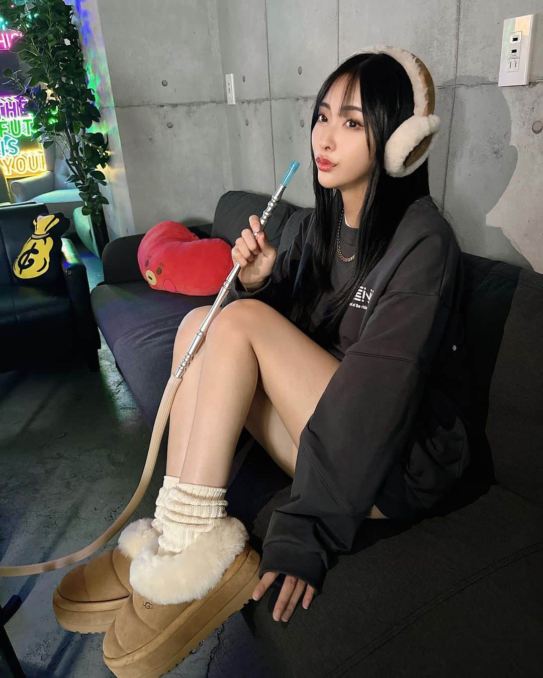 南真琴のインスタグラム：「. . さすがに季節感先取りしすぎって突っ込まれたけど 今期のUGGめっちゃ可愛いからみて🥺🧡  最近毎日シーシャ行ってるなぁ☁️  #UGG」