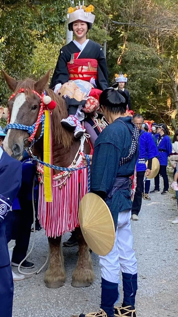 川島恵のインスタグラム：「28.29日に開催された宮崎の秋の風物詩・宮崎神宮大祭「神武さま」⛩ 御神幸行列に花を添える今年の MRTミスシャンシャン馬は、 古田とわアナウンサーがつとめました🐴 ・ とっても綺麗〜✨感動です✨ 古田アナの素敵な笑顔が、澄み渡る青空に映えていました☀️ ・ 古屋敷アナと宮崎神宮に応援に行き、シャンシャン馬の皆さんと私たちも息を合わせながら！？ゆっくりと一緒に歩き、 止まっては写真を撮り…また止まっては動画を撮りながら、終始見惚れていました💕 ・ 沿道にもたくさんの人が集まっていました！ ・ 各企業のミスシャンシャン馬の皆さんもとても美しく華やかで、皆さんの笑顔に元気をいただきました(^^) ・ 夜の「神武さま広場」も賑わっていましたね〜！ お祭りに参加された皆様、関係者の皆様、ありがとうございました✨ ・ #神武さま #宮崎神宮大祭 #宮崎神宮 #秋の風物詩 #宮崎の秋の風物詩 #お祭り #神武さま広場 #ミスシャンシャン馬 #シャンシャン馬 #シャンシャン馬道中 #古田とわ #古屋敷沙耶 #川島恵」