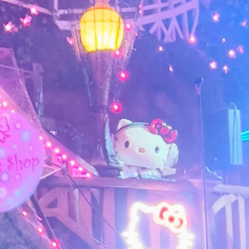 渡辺真実絵さんのインスタグラム写真 - (渡辺真実絵Instagram)「_ @sanrio #SPOOKYPUMPKIN 🎃  ピューロランドのオールナイトイベント👻😈 中でお酒も買えるし意外とめちゃくちゃ楽しかった〜！😀🫶 キティちゃんがちゃんと究極のアイドルだったことに一晩経った今感動してる〜🥹 #djhellokitty 笑  もう仮装しなくなっちゃったけどハロウィンって一年で一番楽しくて好きなイベントだったなー🤎」10月29日 23時59分 - mamu________________