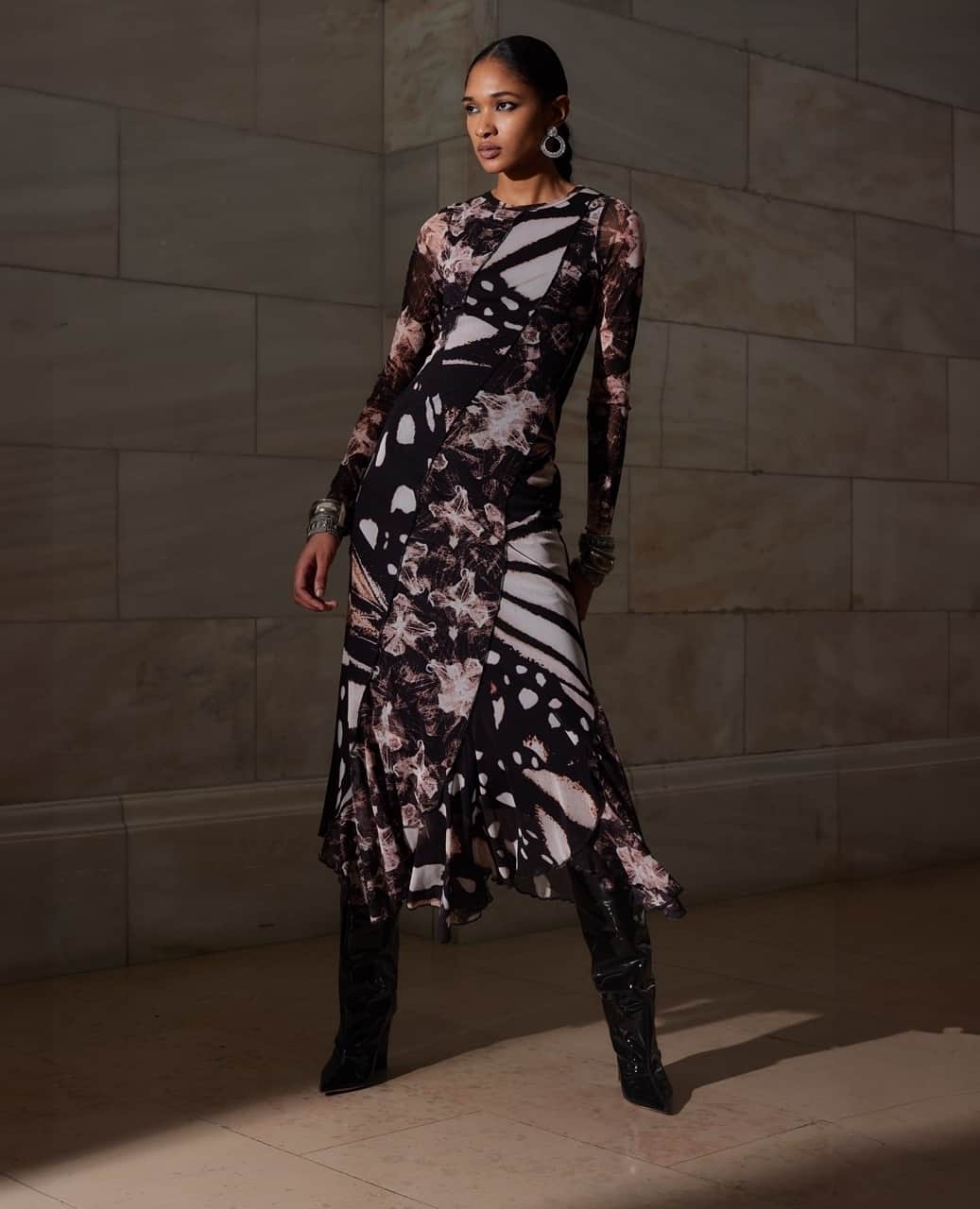 プラバルグルンのインスタグラム：「Pairing Prints⁠ ⁠ Tulsi Long Sleeve Dress in Black & White Abstract Butterfly Print from the Fall Winter 2023 collection⁠ ⁠ Photo by @egandrew」