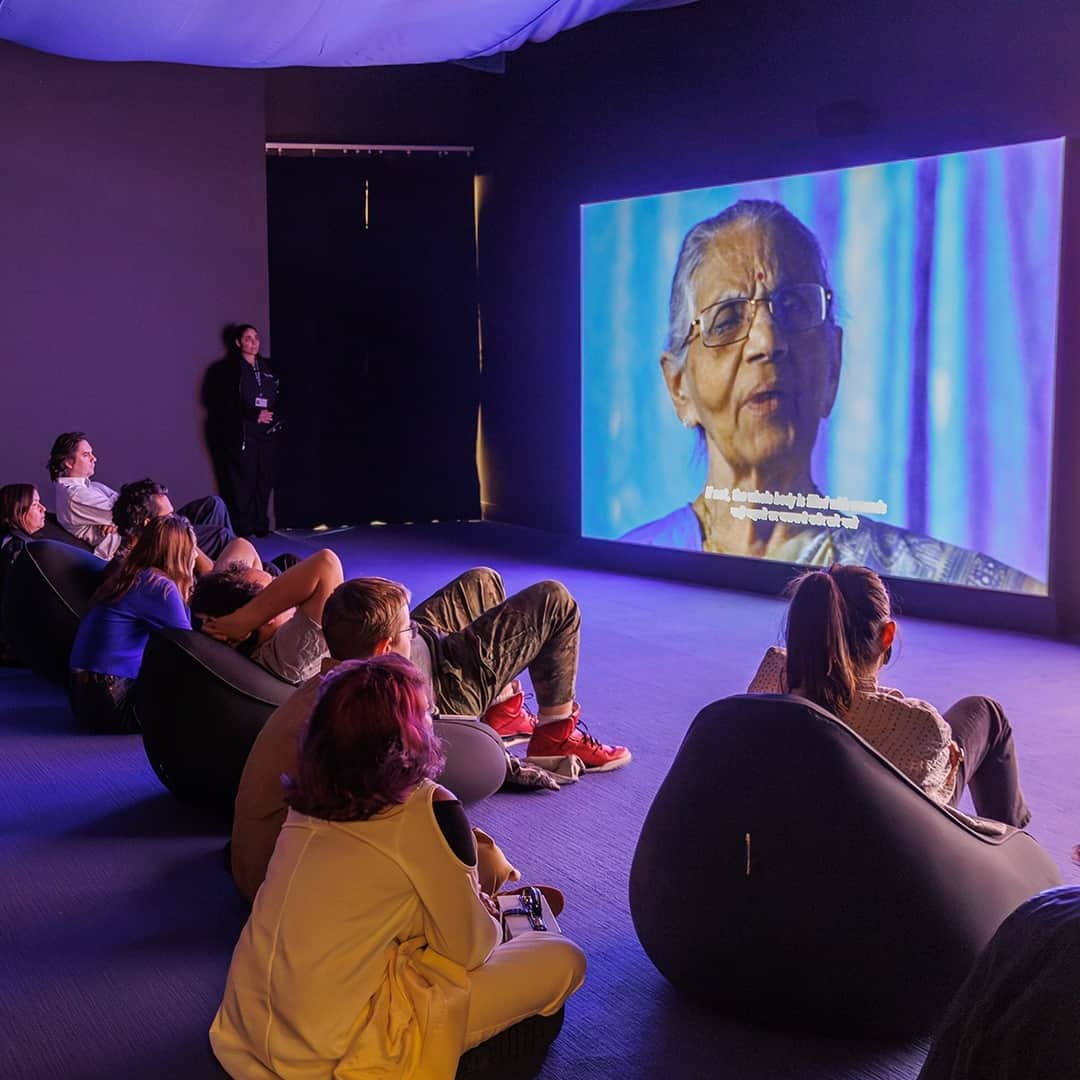 ブルックリン美術館のインスタグラム：「Look behind the lens of the captivating work of Suneil Sanzgiri. 🎥⁠ ⁠ On November 5, take a tour of the newly opened exhibition led by Sanzgiri himself. Inspired by his family’s legacy of resistance in Goa, India, under Portuguese occupation, the artist, researcher, and filmmaker explores anti-colonialism and diasporic identity by asking what it means to witness from afar. In this tour, Sanzgiri highlights new work that combines archival footage, animation, interviews, and poetry to tell the stories of mutual struggle in India and Africa against Portuguese colonialism during the 1960s and 1970s. ⁠ ⁠ Save your spot at the link in our bio. ⁠ ⁠ 📷 Matthew Carasella (@matthewcarasella)⁠ ⁠ #SuneilSanzgiriBkM #BrooklynMuseum #UOVOPrize #SuneilSanzgiri」