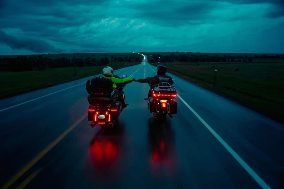 Harley-Davidsonさんのインスタグラム写真 - (Harley-DavidsonInstagram)「Kickstands up, it's time to ride.​」10月30日 0時01分 - harleydavidson