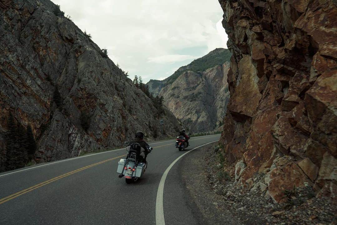 Harley-Davidsonさんのインスタグラム写真 - (Harley-DavidsonInstagram)「Kickstands up, it's time to ride.​」10月30日 0時01分 - harleydavidson