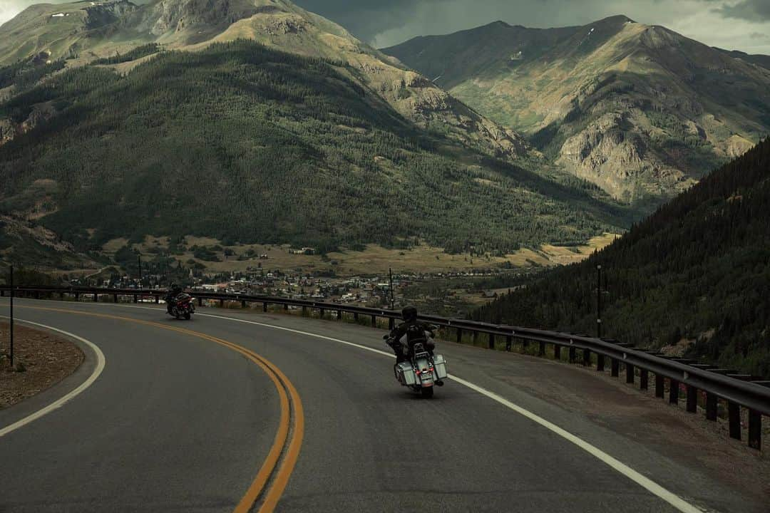 Harley-Davidsonさんのインスタグラム写真 - (Harley-DavidsonInstagram)「Kickstands up, it's time to ride.​」10月30日 0時01分 - harleydavidson