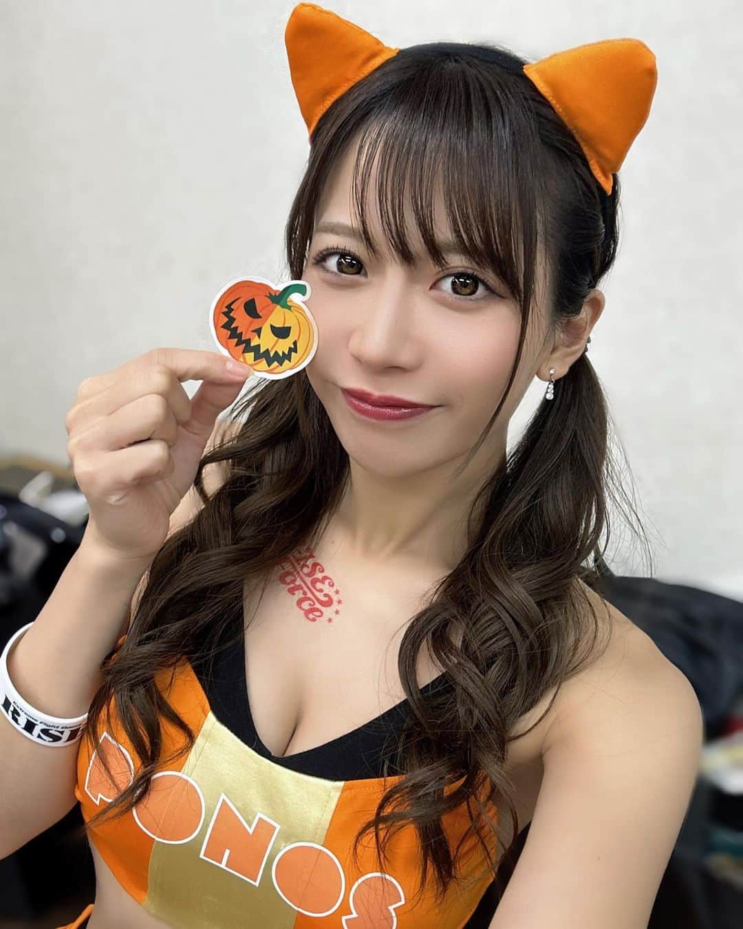 桜りんのインスタグラム：「#RISE172 in後楽園ホール💫  御来場頂いた皆様、ABEMAにて観戦して頂いた皆様ありがとうございました🔥   終始熱気が凄く、熱い戦いを目に焼き付けました！選手の目から流れる涙で私もうるっときました…。タイトルマッチの2試合もドキドキがおさまらなかったです🥹盛り沢山でした！  ボールキャッチで写真撮ってくださった方、手を振って下さった方もありがとうございました🌸  次は11/18(土)RISE173です🥊  #ラウンドガール  #グラビア #アイドル #レースクイーン」