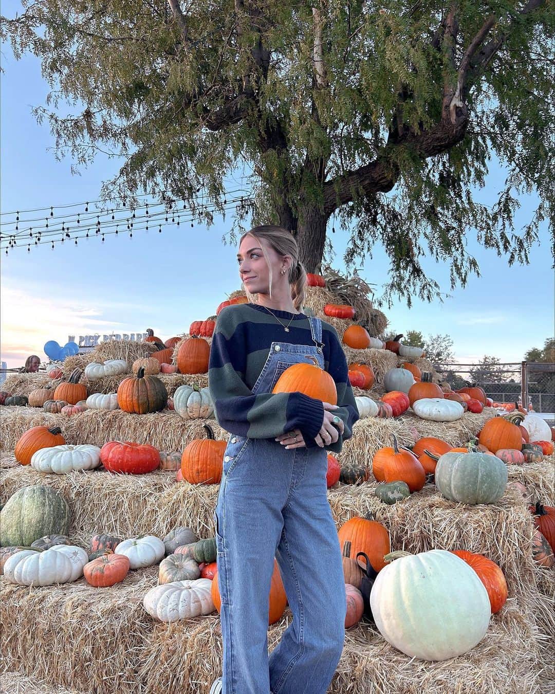 Hollister Co.さんのインスタグラム写真 - (Hollister Co.Instagram)「the girls that get it, get it 🎀🫶🎃  📸: @kwtrina (similar product tagged) @theizzybel @shelbylynnek @itskatelynthomas @ryliexkelly @chloecray @busybeingsha」10月30日 0時05分 - hollister