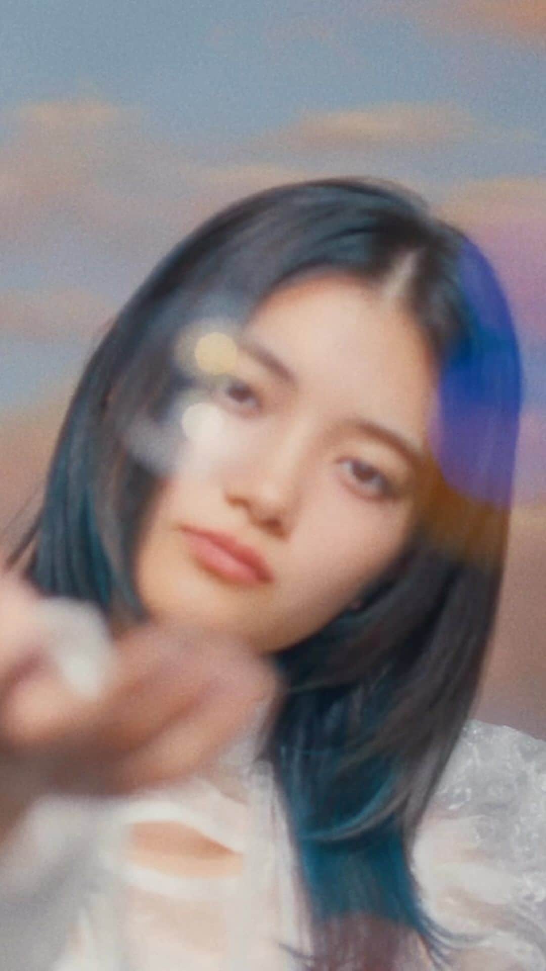 のインスタグラム：「「Crystals」  配信スタート &YouTubeにMV公開  “君に聴いてほしいよ”  #MV #Crystals #由薫 #たとえあなたを忘れても」