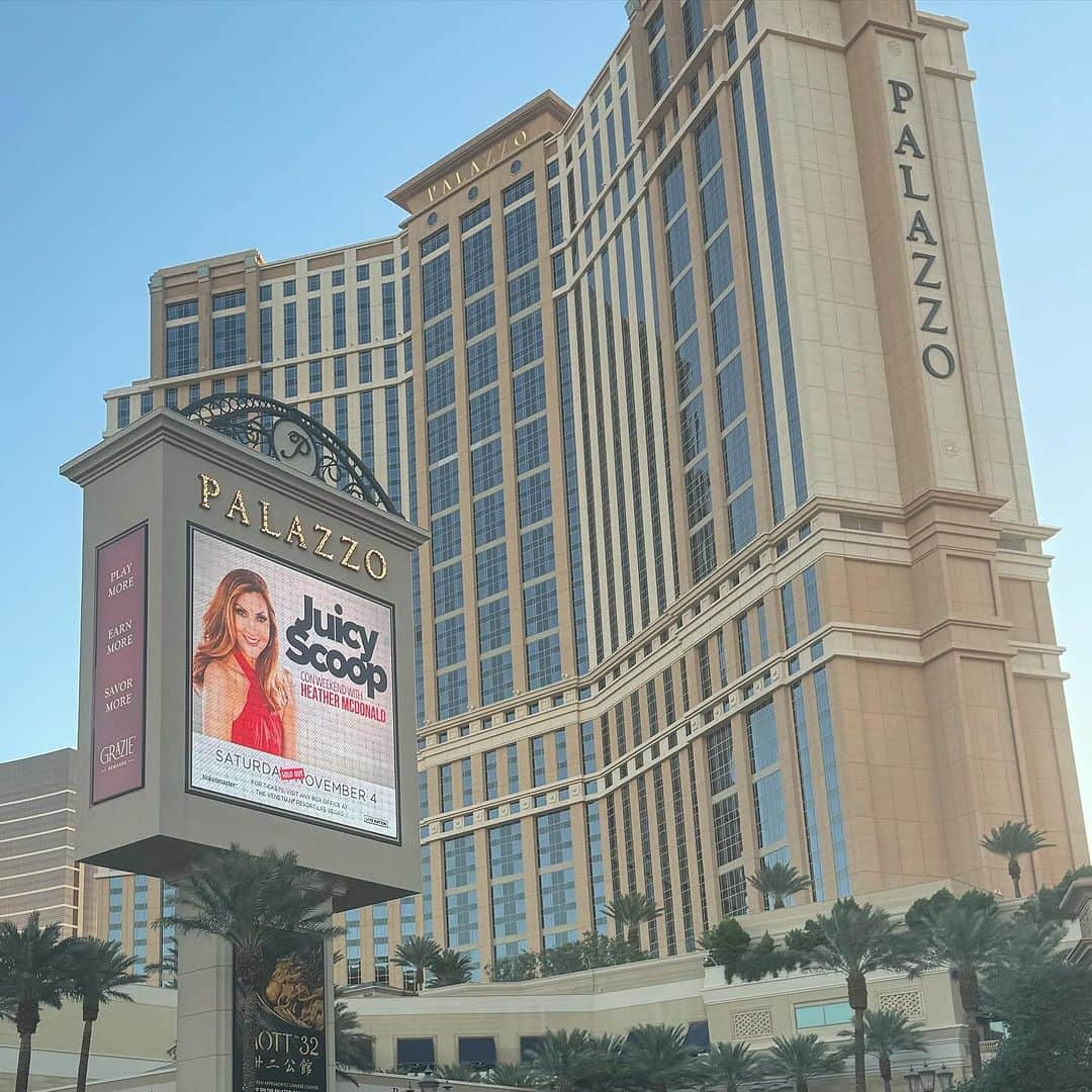 ヘザー・マクドナルドさんのインスタグラム写真 - (ヘザー・マクドナルドInstagram)「Slide Right! Just as we were driving to the airport look who popped up with her #soldout show next week! I can’t believe I was able to get a pic from the Uber. The others were sent to me from my brother in law who lives here. So excited for #JuicyCon #juicyscoop #bravocon #comedy @venetianvegas #bravotv #rhobh #rhonj #rhodlc #rhoa #rhop #rhom #rhoc #vanderpumprules #southerncharm #sisterwives @thebrandyhoward @mrjuliegoldman」10月30日 0時05分 - heathermcdonald