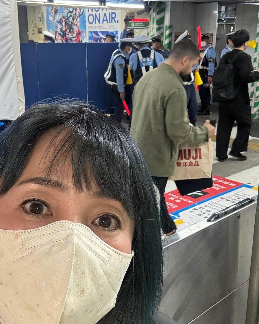 橋本志穂さんのインスタグラム写真 - (橋本志穂Instagram)「コンサートの帰りに、ケンタッキーフライドチキン探して渋谷を通ったの。あ！ハロウィンで話題の渋谷だ‼️と 雑踏の中で気付いた！ 電車に乗る人以外は通れない仕組み。。 改札入ってやっと立ち止まれた〜。  来ないでーってニュースでもやってたあの渋谷だけど スパイダーマンいたよー😅  渋谷から1駅の恵比寿まで行って 無事にケンタッキーフライドチキンゲット❣️  実は誕生日のラインギフトで 湯峰さんからフライドチキンもいただいてたの〜😍 だけどなかなか食べる機会に恵まれず、 今日は街に出かけたので ぜーーったいチキン買って帰ろう‼️と心に誓っていたのでした。  セルフの注文機でオーダーしたけど チキンは20分かかります〜って店内でアナウンスされてて、、、 待てばいいやーって思ってたんだけど、 店員さんが 「ドリンクサービスします。何がいいですか❓」って。 飲みながら2階の席で待っててくださいって言うのよ。 えーーー ケンタッキーって めちゃくちゃ親切❣️❣️ 烏龍茶をいただき、 今日のコンサートの演目などを振り返って 感動を思い出す時間もできた〜🥰  20分くらい待ってる間に 夫が迎えに来てくれて ハロウィン🎃ムードの街を横目に 家路についたのでしたー。。  #ケンタッキーフライドチキン  #ラインギフト #ハロウィン #通行止め」10月30日 0時08分 - shihohashimoto3