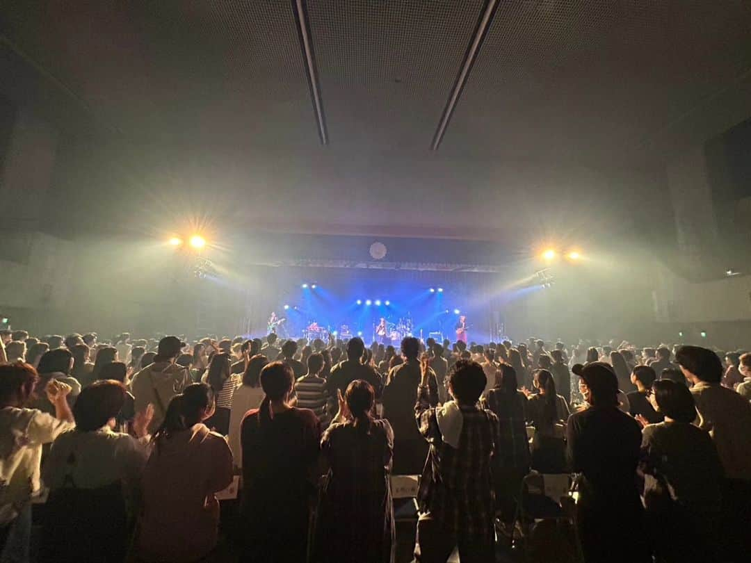 横山祐介のインスタグラム：「🥁2023.10.29📸 大阪商業大学 御厨祭 ありがとうございましたー！  一曲、一曲みんなが素直にいい表情で聞いてくれてるのがすごく嬉しかったな。 いつも以上に丁寧に届けられた気がする。  大阪には12/2ツアー初日にまた帰ってきます。 楽しみにしててね。  来週以降も学園祭がどどっと続きます。 11/1ははじめちゃんとおのくんの母校である明治学院にお邪魔します。  #wacci #大阪商業大学 #御厨祭 #gretschdrums  #meinlcymbals  #promarksticks  #evansdrumheads  #drums #drummer #drumlife  #drumuniversity #drumstagram」