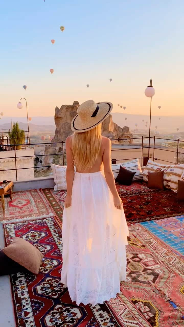 Awesome Wonderful Natureのインスタグラム：「Lifetime memories @kyrenian and @theblondeflamingo chasing the first light in Cappadocia - where every sunrise paints the sky with hues of magic and reveals the hidden wonders of this dreamy land🎈🌄✨  #cappadocia #balloon #turkey #dream #sunrise」