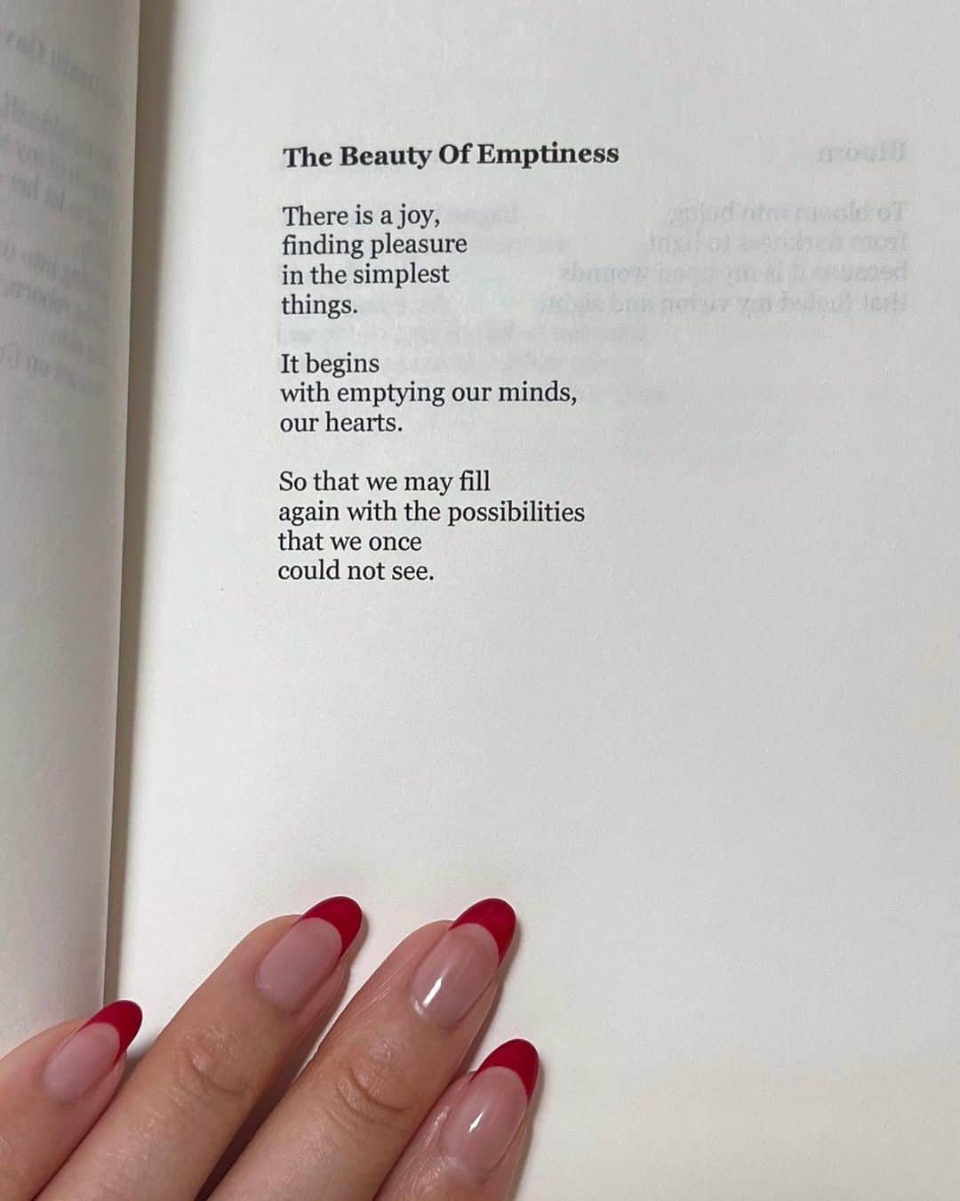 NATALIE LIAOさんのインスタグラム写真 - (NATALIE LIAOInstagram)「For a long time, I have held this mirror facing outward to the world. Absorbing and molding myself according to what was being reflected back to me. But now, I have turned this mirror around to face my own self. Slowly, I am truly seeing myself for the first time. This realization inspired my poem “The Beauty Of Emptiness” (page 25 in my poetry book) - and it is one that I frequently refer back to when I feel unsure or lost. It reminds me to continue to look within, to continue to shed what no longer serves me in order to find clarity. Because no matter how much you want the world around you to change, it first begins in your own heart. 🫀」10月30日 0時20分 - fongminliao