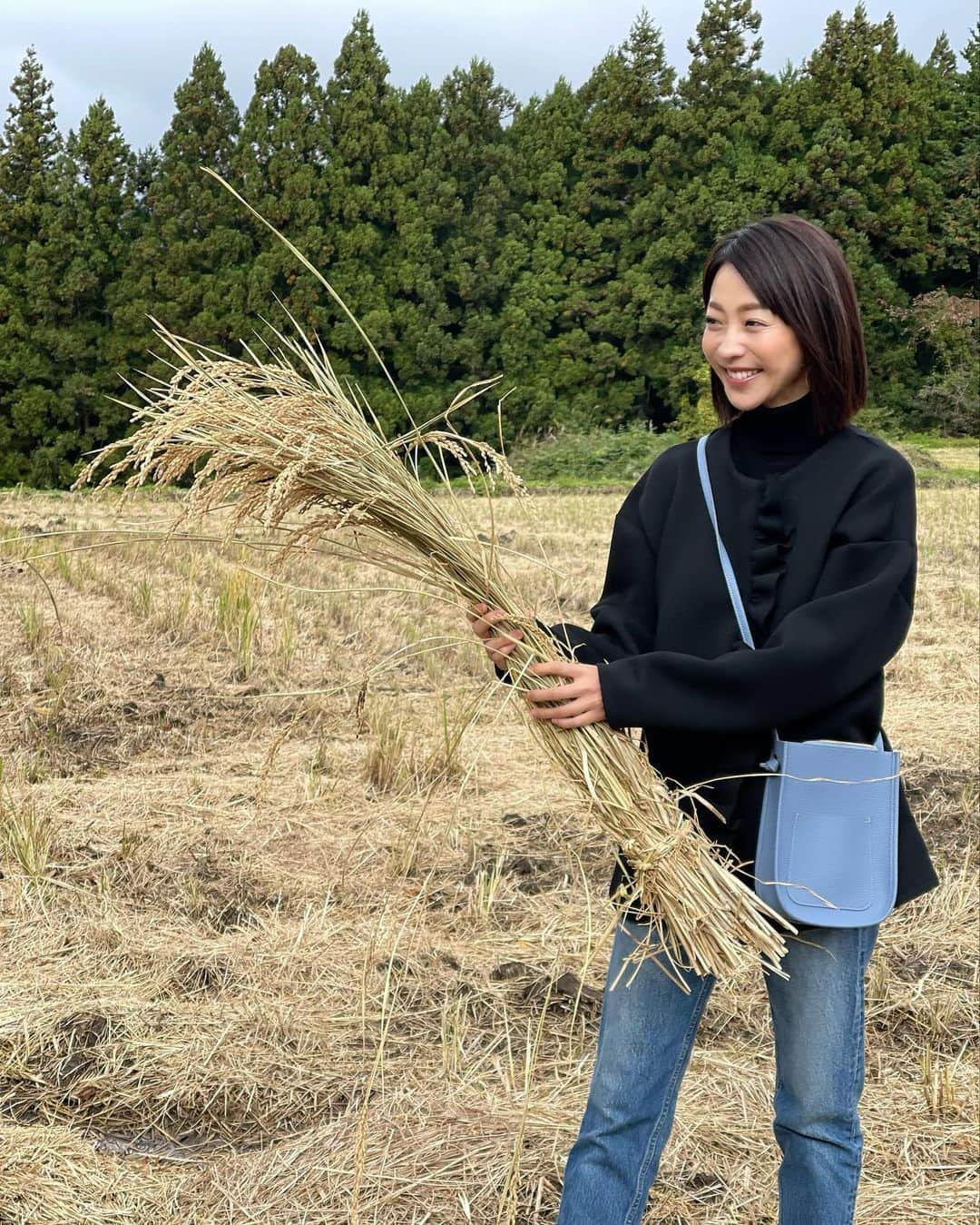 木本泉さんのインスタグラム写真 - (木本泉Instagram)「- アクティビティに参加🌾  昨日は雨で出来なかったので今日は出来て良かった☺️  脱穀、籾摺り、精米。  昔ながらの脱穀機、小学生の時に田植えからした山の家ぶりw 何十年前？🤣  寒かったど、出来たてホヤホヤの白ごはんが炊き上がったのを見たら白米好きはテンション上がります🤭  大人も楽しめました！  #那須#お米#田んぼ#農業体験#アクティビティ#秋」10月30日 0時16分 - izumikimoto