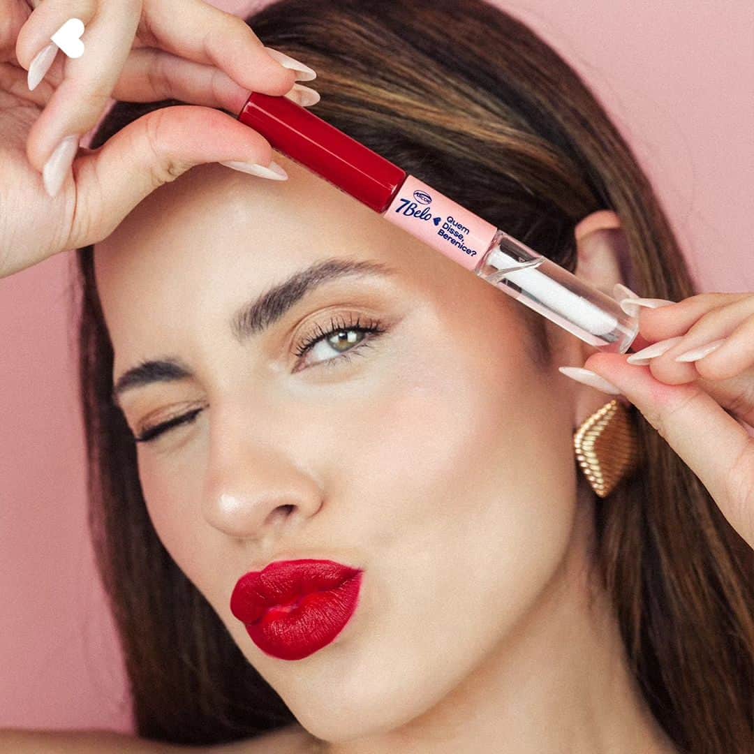 quem disse, berenice?のインスタグラム：「quem será que vai ganhar o seu beijinho doce? marca o @ de uma amiga aqui pra te dar o novo Duo Gloss #qdbcom7belo 💋🍬  #pratodosverem o post é a foto de uma modelo que usa um batom vermelho nos lábios e com as mãos ela segura o Duo Gloss de 7belo.」