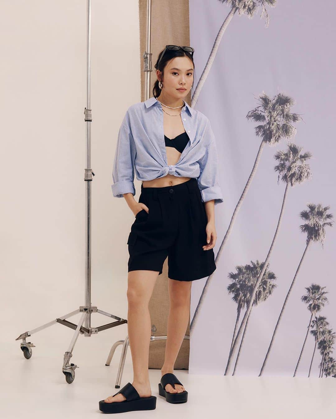 ロジャス・レナーのインスタグラム：「Clássicos em alta! 🤌 Composições mais despojadas e modernas com camisas e bermudas em alfaiataria são destaque nesta temporada.  Clique nas imagens e garanta a produção completa. #Verão #LookInspiração #ModaFeminina #Tendência #BermudaFeminina #Alfaiataria #CamisaFeminina  camiseta 882664300 | bermuda 882057307」