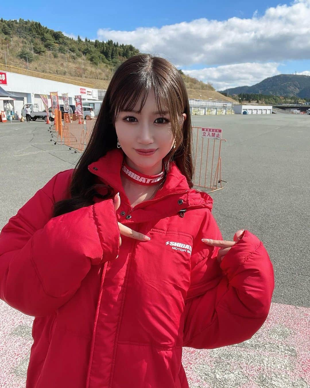 日南まみさんのインスタグラム写真 - (日南まみInstagram)「. #D1GP オートポリス戦🐻♥️ お疲れ様でした！ 熱いドリフトバトルを初めて間近で 観ることができました✨ 音も全ての迫力が凄かったぁ😳👏  私は今回だけでしたが、最終戦でもタオルは限定10枚販売されるので行かれる方ぜひ私のゲットしてきてね🥺笑  皆さんありがとうございました♥️ めちゃめちゃ寒かったのでゆっくり休んでね🥶😌  #シバタイヤ#SGT#supergt#gt500#スーパーgt#レースクイーン#racequeen#WedsSport#RQ #RacingProjectBANDOH #ボクシング#ラウンドガール#日南まみ#boxing#roundgirl」10月30日 0時24分 - _maaamiy_