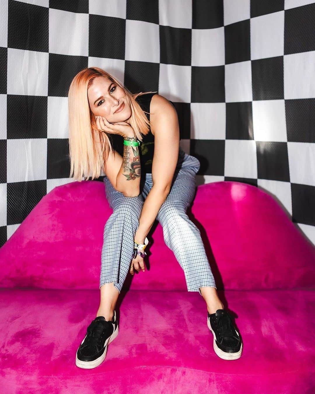 キャサディー・ポープのインスタグラム：「Last weekend, hanging with @rocksound at @whenwewereyoungfest 🖤  📸 @jennfive」