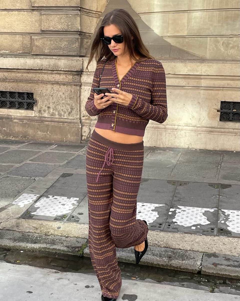 ダイアン フォン ファステンバーグのインスタグラム：「Style inspiration: we’re loving how @annelauremais dressed up this cozy set with heels 💜 #DVF」
