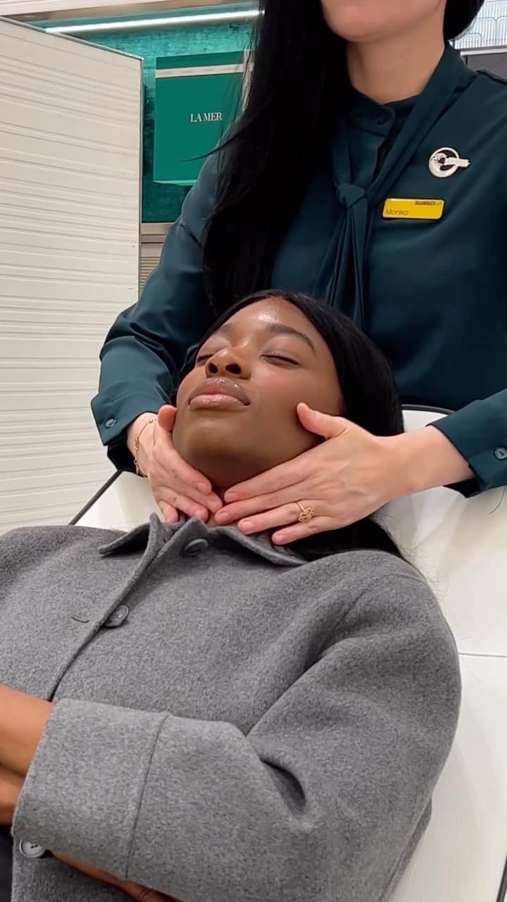 セルフリッジズのインスタグラム：「Make your day • Follow along with @aishatam to discover @lamer’s new counter at our #SelfridgesLondon store. Choose from an exclusive menu of facials, explore customised engraving and gift wrap options and discover the new Lifting and Firming Serum, exclusive to #SelfridgesBeauty.   Head into Beauty on G, or tap to shop」