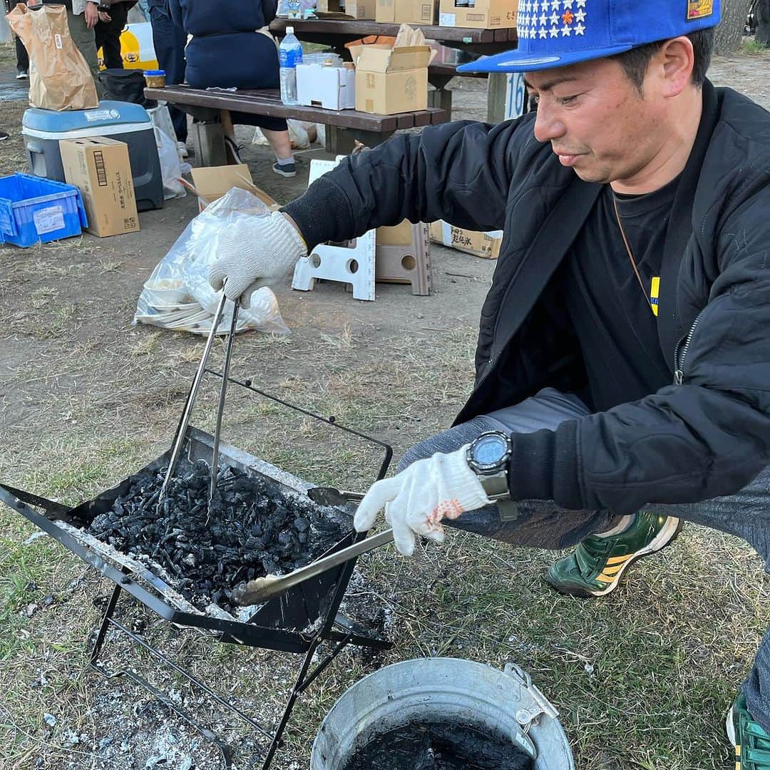 山出雄大さんのインスタグラム写真 - (山出雄大Instagram)「芋煮会。 朝まで飲んでて、寝ずにBBQは脅威のスタミナ。以上です。  #芋煮会 #ダークホース山出 #BBQ #sy32」10月30日 0時34分 - de_yama