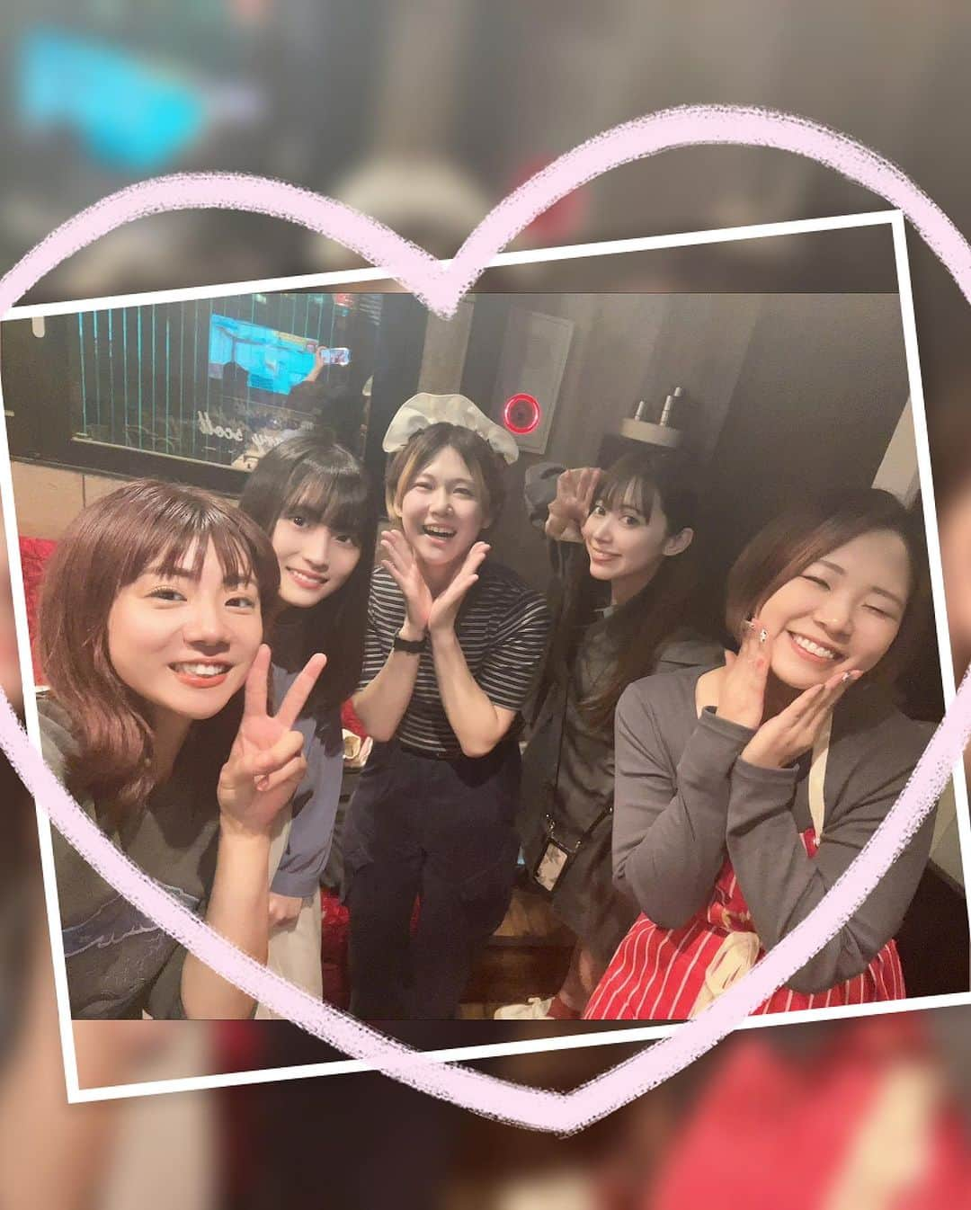 安森彩那さんのインスタグラム写真 - (安森彩那Instagram)「ディープショウガールズBAR🍸 へご来店頂きまして誠にありがとうございました💐✨ - 本日はスペシャルゲストににぼしいわしさんのいわしさんにお越し頂き、おでんと出汁割りを提供。 めーーーーっちゃ美味しかったです🐟✨ 料理人か！っていうくらい人気すぎてずっと厨房いました😳✨ ビール飲みながら 『ビールも飲めてさいっこーやなー🍺』言うてました😍✨ワカリマス。 - 美智子の回鍋肉もういのチヂミもゆうなのマフィンもムートンさんのそばめしも最高んまでした😋✨ - ドリンクもご馳走様でした🥹🩷 - 私は至高のカレーライス🍛と 燃ゆるレジーナハイを♡ 久々のカレーライスにうでがなりました🔥✨ 美味しいって食べてくれてありがとうございます❣️ おかげさまで完売致しました🥲❤️ これほど嬉しいことはないなぁ❣️ またいつの日か作るぜ‼️ - いわしさんとの時間も本当に楽しかったぬーଘ꒰๑॔˃̶ ॢᴗ ॢ˂̶๑॓꒱༚ୡ*‧ ファンの方も可愛くて綺麗で素敵な方々ばかりでニコハピルンティ☺️✨ - また31日のショウガールズ定期ライブで会いまshow🩷 皆様チケット予約はオッケー？ 残りわずかとなりました🔥 - それでは、ぬーsunめがしょぼしょぼしてきたので今日はこれにて、、、あやすみなさーい🩷💤 いい夢みてね❣️ - #ショウガールズ #にぼしいわし　さん #燃ゆるレジーナ #根本羽衣 #おめでとう  #💐」10月30日 0時34分 - ayana.y_official