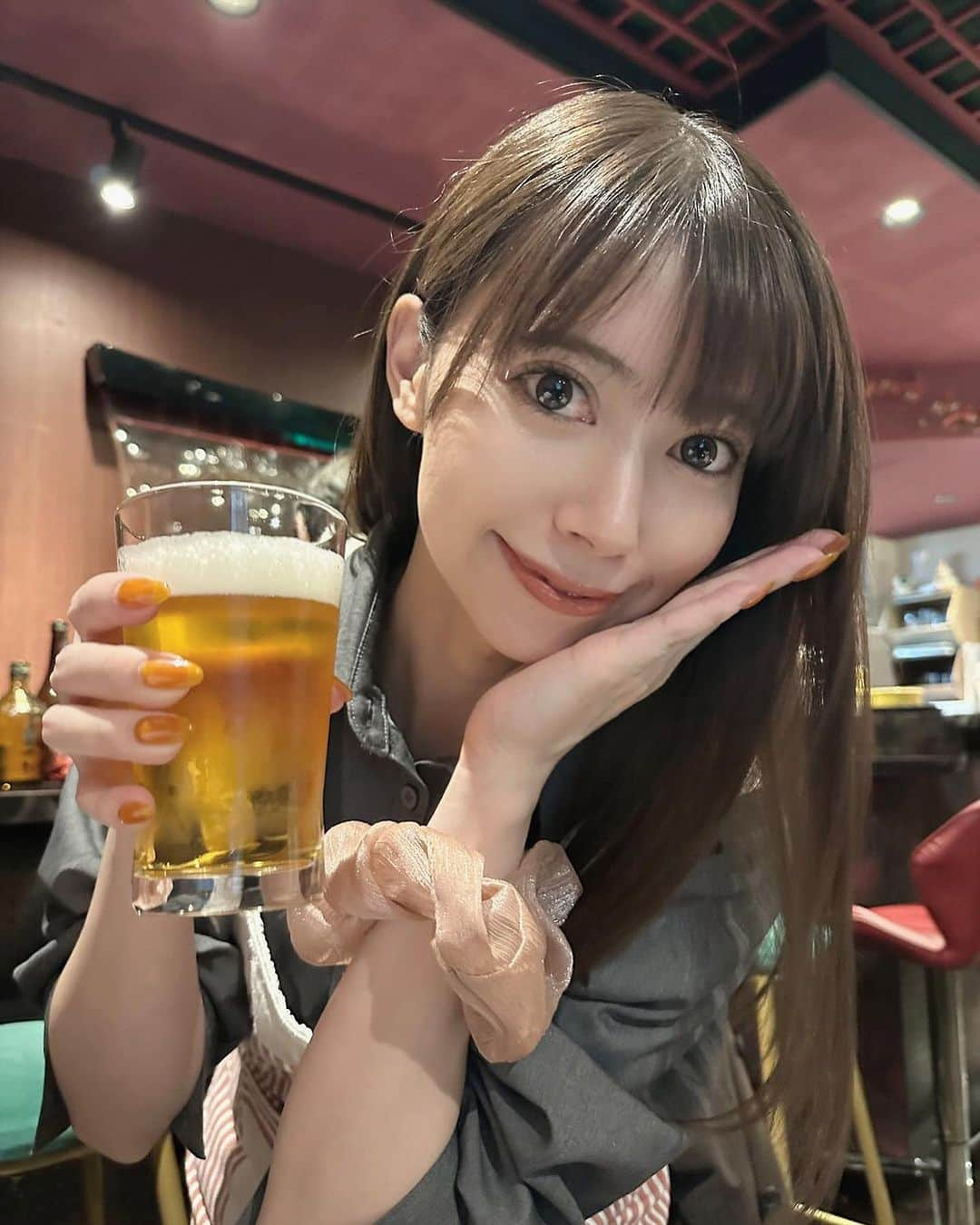 安森彩那さんのインスタグラム写真 - (安森彩那Instagram)「ディープショウガールズBAR🍸 へご来店頂きまして誠にありがとうございました💐✨ - 本日はスペシャルゲストににぼしいわしさんのいわしさんにお越し頂き、おでんと出汁割りを提供。 めーーーーっちゃ美味しかったです🐟✨ 料理人か！っていうくらい人気すぎてずっと厨房いました😳✨ ビール飲みながら 『ビールも飲めてさいっこーやなー🍺』言うてました😍✨ワカリマス。 - 美智子の回鍋肉もういのチヂミもゆうなのマフィンもムートンさんのそばめしも最高んまでした😋✨ - ドリンクもご馳走様でした🥹🩷 - 私は至高のカレーライス🍛と 燃ゆるレジーナハイを♡ 久々のカレーライスにうでがなりました🔥✨ 美味しいって食べてくれてありがとうございます❣️ おかげさまで完売致しました🥲❤️ これほど嬉しいことはないなぁ❣️ またいつの日か作るぜ‼️ - いわしさんとの時間も本当に楽しかったぬーଘ꒰๑॔˃̶ ॢᴗ ॢ˂̶๑॓꒱༚ୡ*‧ ファンの方も可愛くて綺麗で素敵な方々ばかりでニコハピルンティ☺️✨ - また31日のショウガールズ定期ライブで会いまshow🩷 皆様チケット予約はオッケー？ 残りわずかとなりました🔥 - それでは、ぬーsunめがしょぼしょぼしてきたので今日はこれにて、、、あやすみなさーい🩷💤 いい夢みてね❣️ - #ショウガールズ #にぼしいわし　さん #燃ゆるレジーナ #根本羽衣 #おめでとう  #💐」10月30日 0時34分 - ayana.y_official