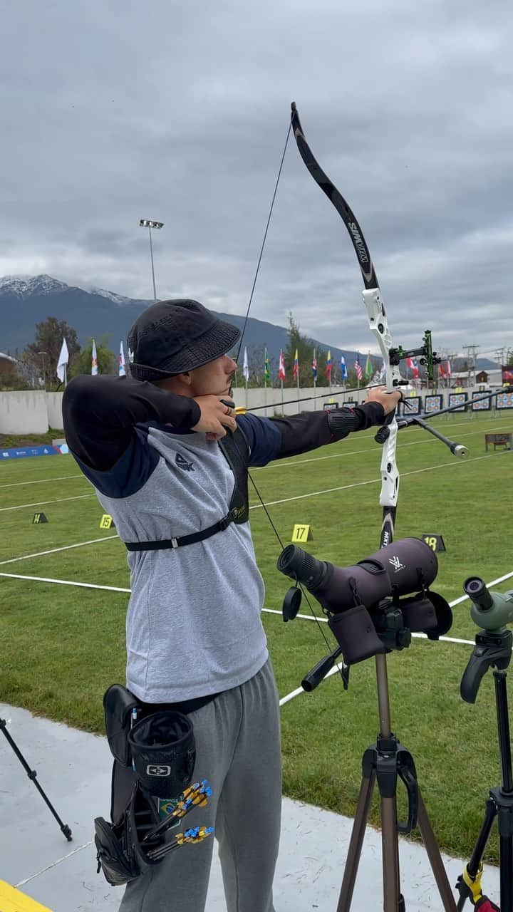 マルクス・ヴィニシウス・ダルメイダのインスタグラム：「Primeiros disparos aqui nos jogos pan-americanos 🇨🇱 Campo muito bonito com a cordilheira de fundo 🤩 . @timebrasil #Santiago2023 #TimeBrasil」
