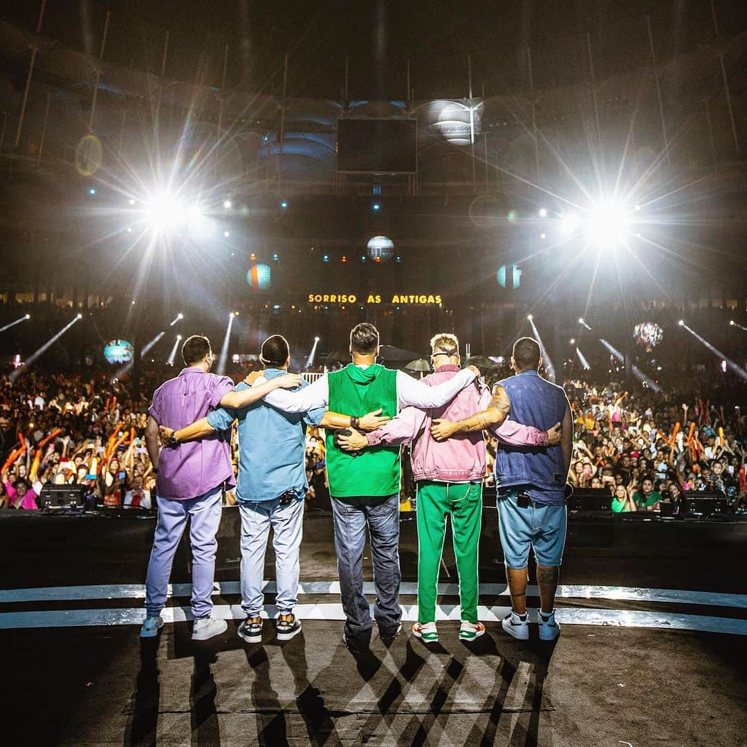 Sorriso Marotoのインスタグラム：「É HOJE, @sorrisoasantigas em NITERÓI! A gente te espera lá no Caminho Niemayer a partir das 16h pra viver a melhor experiência das nossas vida! 🎶🙌🏽  Não esqueçam de levar um 1kg de alimento não-perecível para que possamos com a ajuda de vocês, espalhar sorrisos por aí! 😁  Vambora, link de ingressos tá na bio e stories! 🧡」