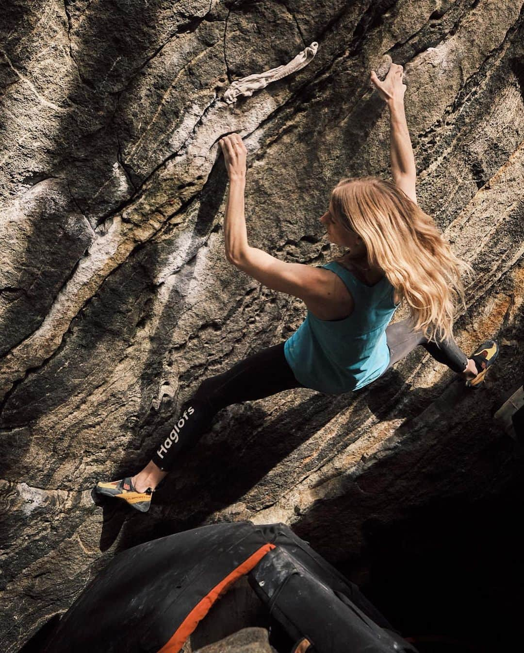 マチルダ・セーデルルンドさんのインスタグラム写真 - (マチルダ・セーデルルンドInstagram)「Another beautiful boulder in Brione, ‘Pamplemousse’ 7C+ 🪨😍   Incredibly cool rock, happy to tick this classic off the list ✨  📸 @bill_jp_hamilton   #climbing #bouldering #ticino #brione #ticinomoments #switzerland @ticinoturismo @ascona_locarno @myswitzerland」10月30日 0時54分 - matilda_soderlund